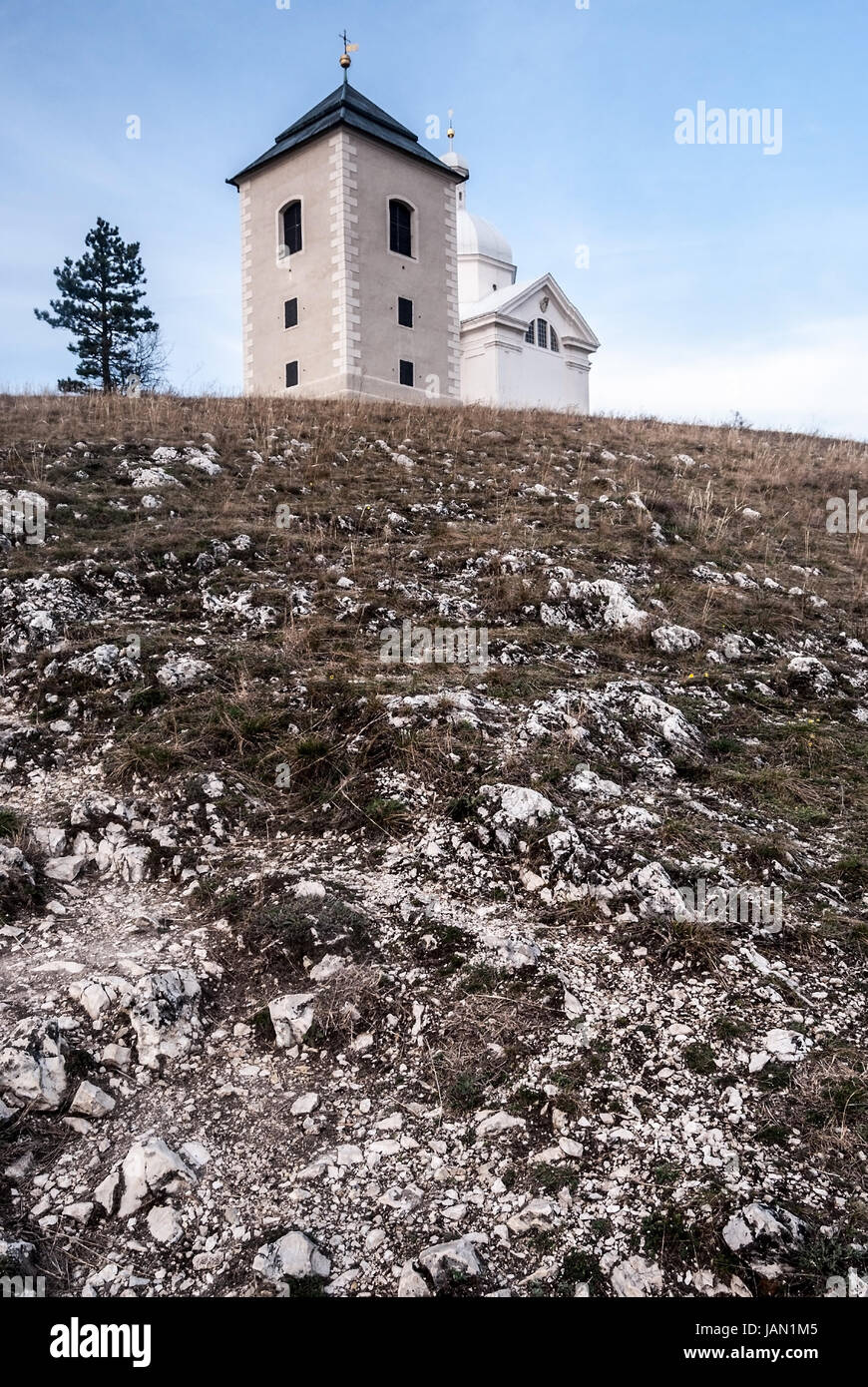 Kalkstein Svaty Kopececk Hügel mit Kirche und Kapelle der Kreuzweg über Mikulov Stadt Palava Berge in Südmähren im Frühjahr da Stockfoto