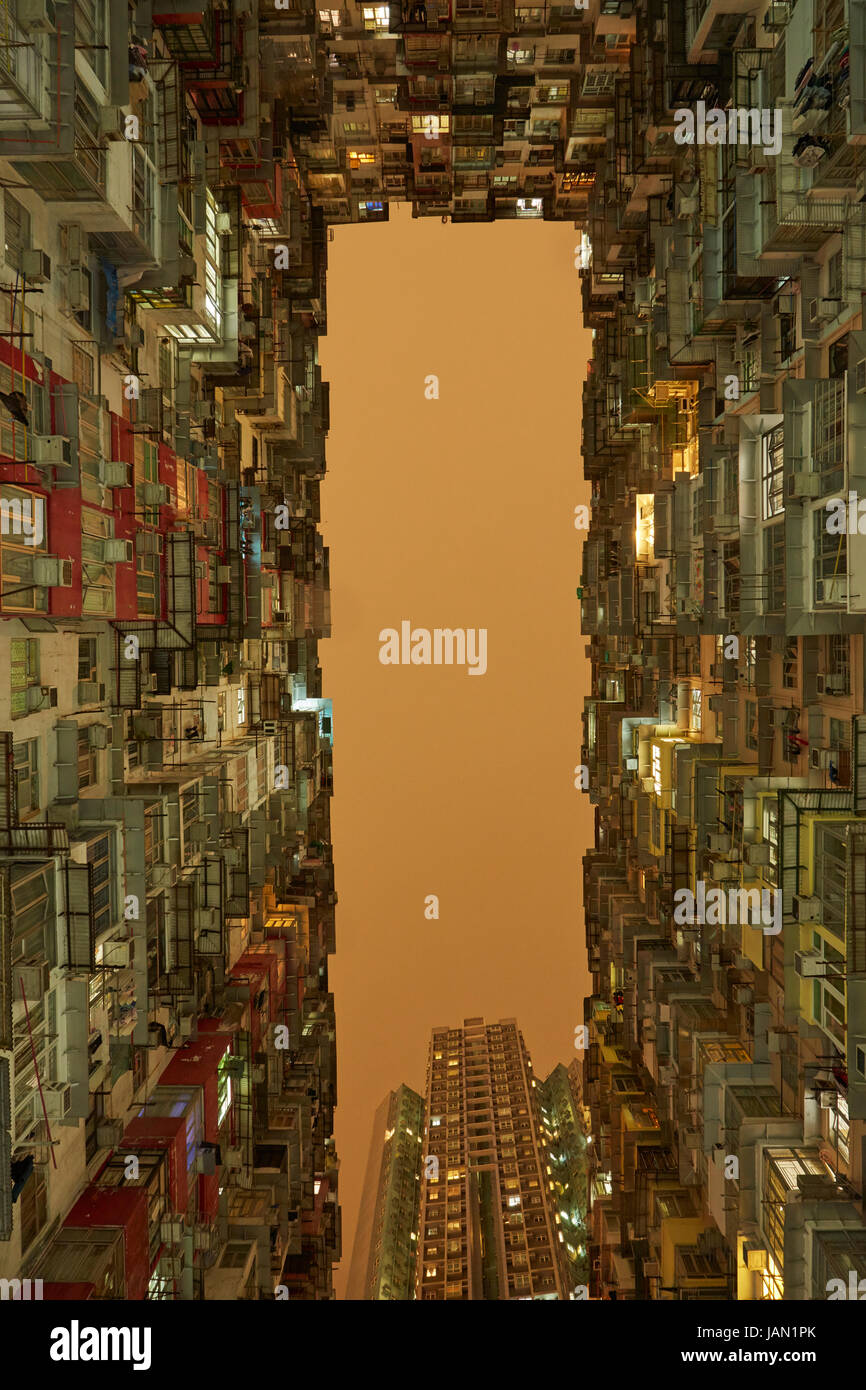 Wohnungen in der Abenddämmerung, Hong Kong, China Stockfoto