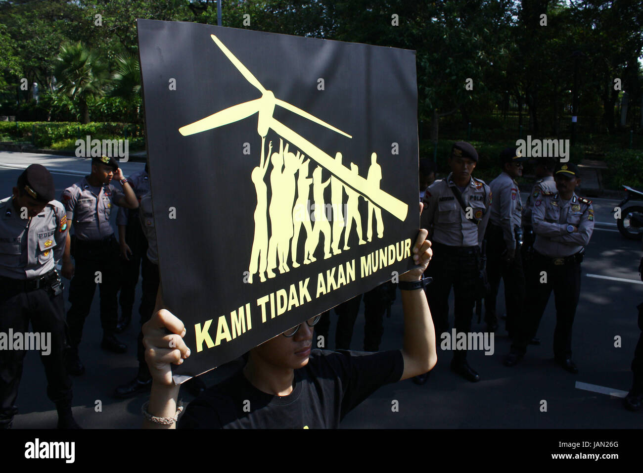 Zentral-Jakarta, Indonesien. 7. Juni 2017. Greenpeace-Aktivist hielt eine Peace-Aktion von Bannern zu entfalten und US-Präsident Donald Trump Maske vor US-Botschaft für Indonesia in Jakarta. Die Aktion als Ausdruck von ihr Bedauern, nachdem US-Präsident Donald Trump die US-Rückzug aus Paris-Abkommen am letzte Woche erklärt. Bildnachweis: Tubagus Aditya Irawan/Pacific Press/Alamy Live-Nachrichten Stockfoto