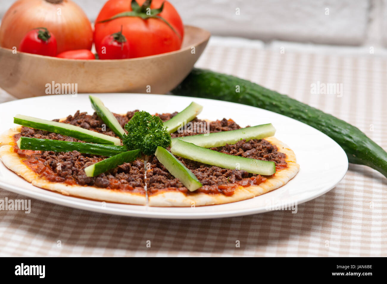 frisch gebackene Pizza türkische Rindfleisch mit Gurke obenauf Stockfoto