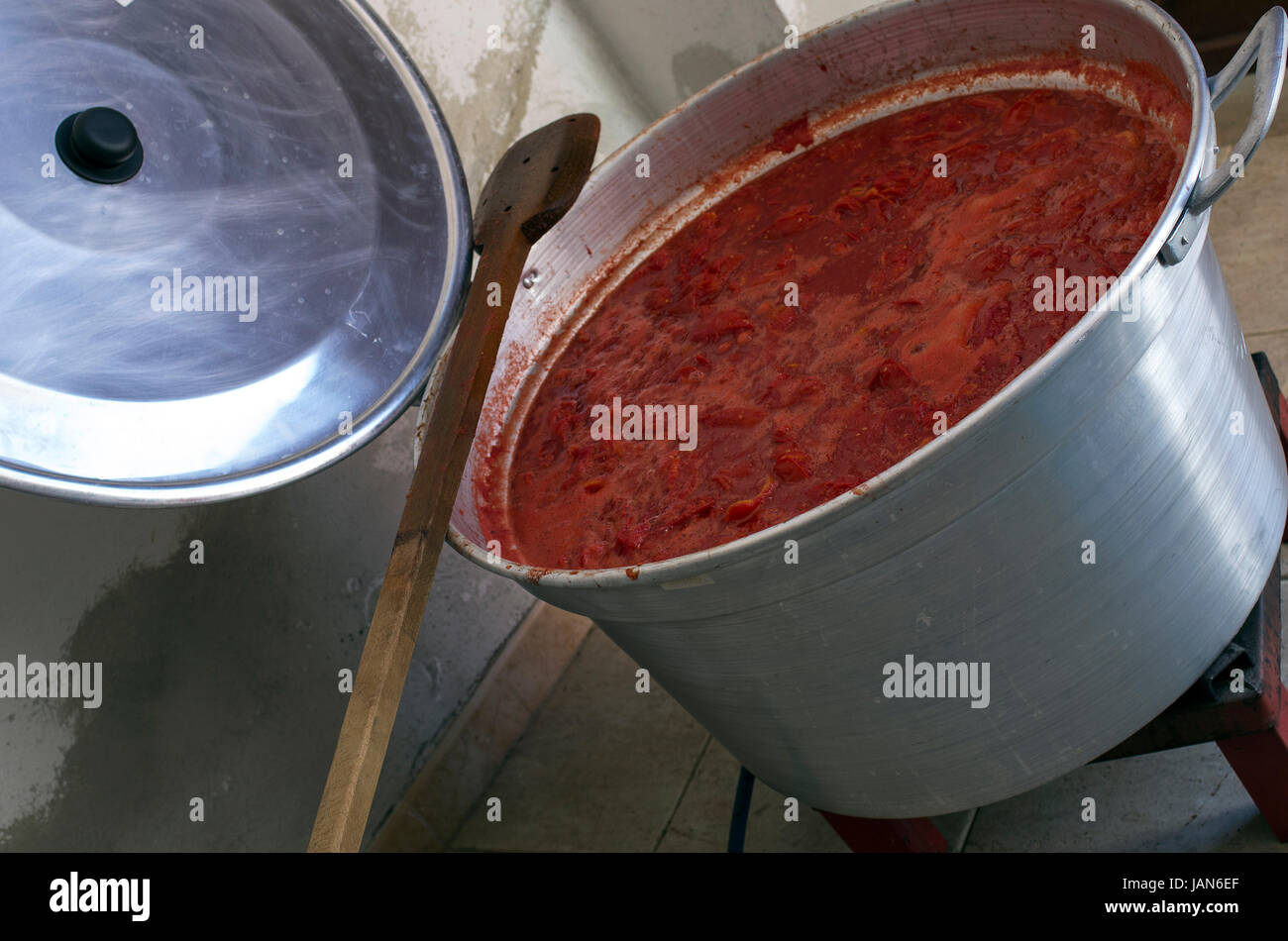 La Salsa di Pomodoro Fatta in Casa tradizionalmente Stockfoto