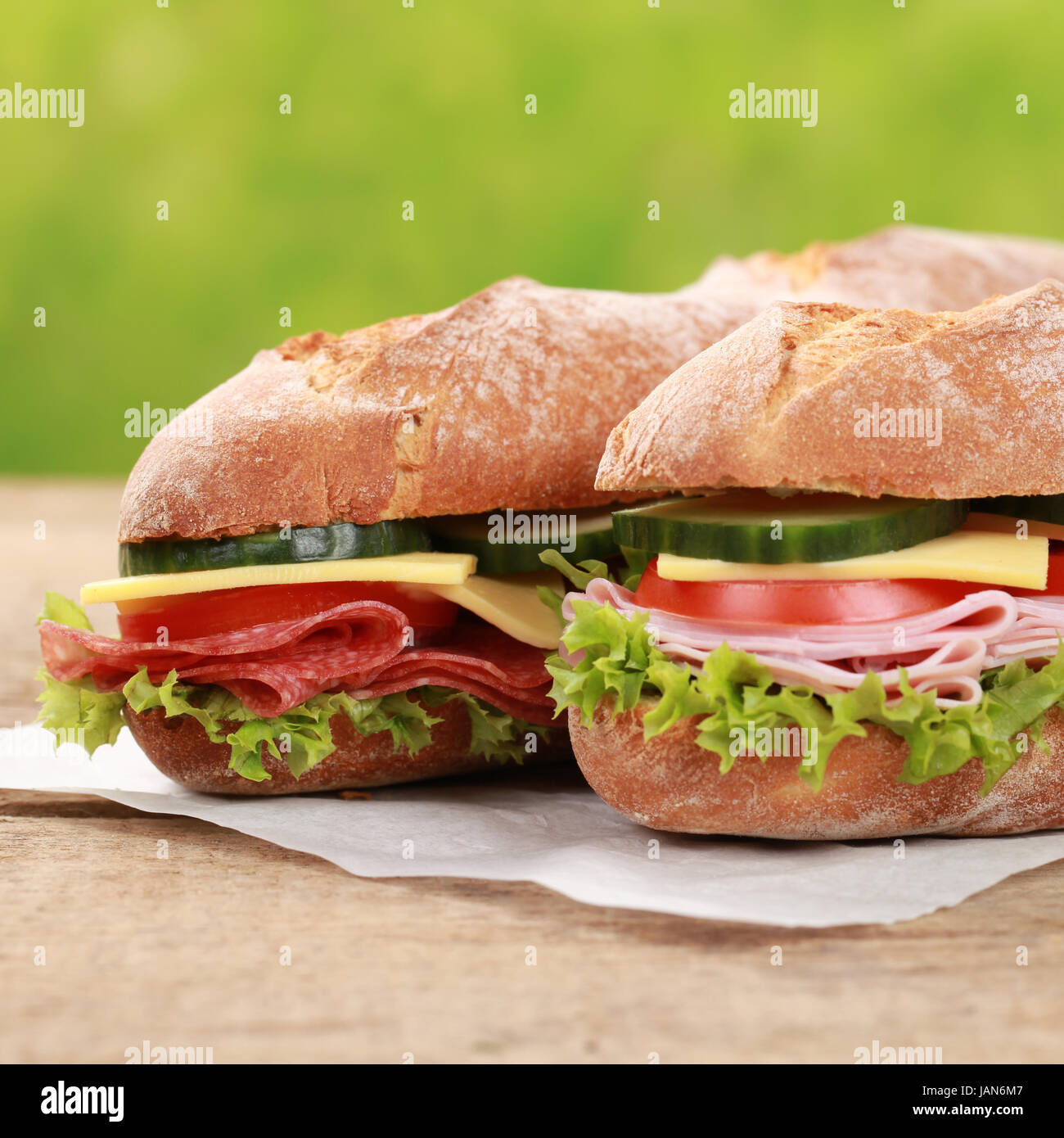 Zwei Baguettes dreiminütiges Mit Salami, Schinken, Käse, Tomaten Und Gerken Stockfoto