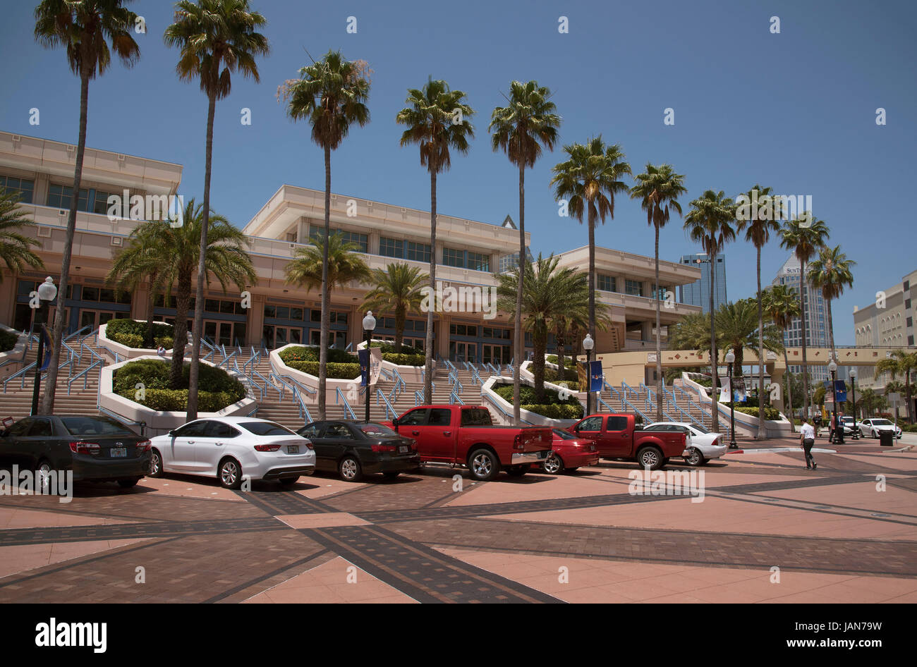 Fahrzeuge parkten außerhalb der Tampa Convention Center Downtown Tampa Florida USA. April 2017 Stockfoto