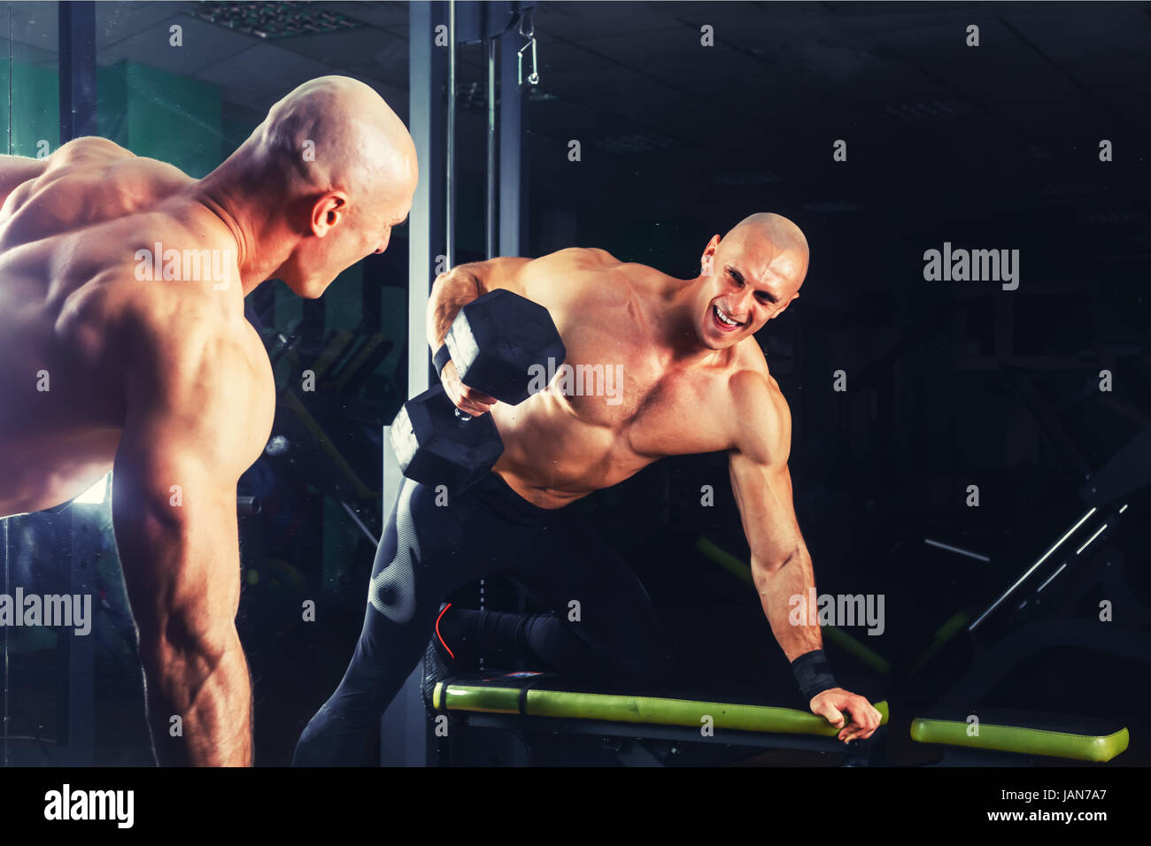 athletische Kraft Kerl, führen Übung drücken mit Kurzhanteln, Sporthalle Stockfoto