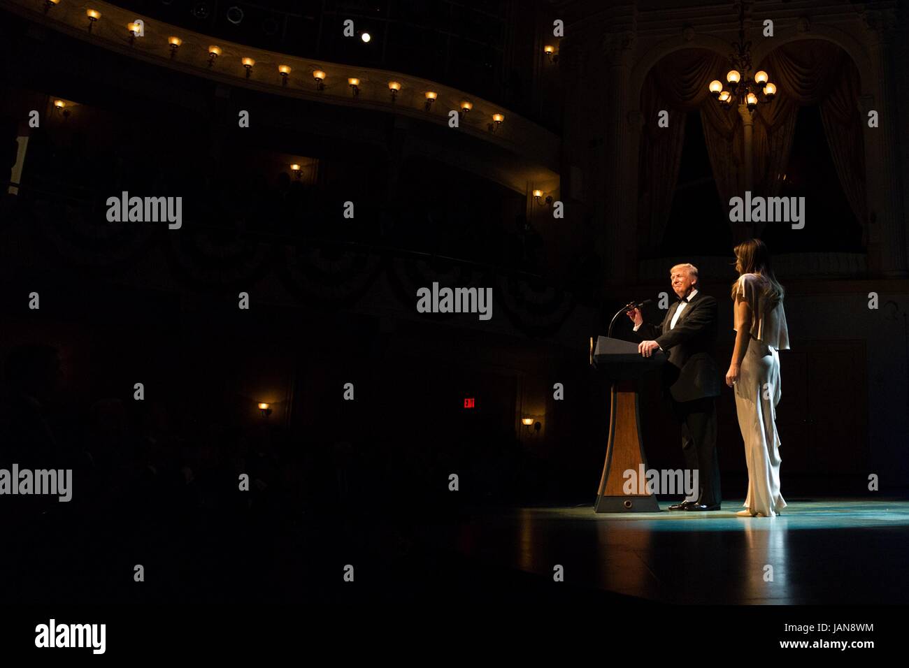 US-Präsident Donald Trump spricht das Publikum mit First Lady Melanie Trump während der alljährlichen Ford es Theater-Gala im Lincoln Theater 4. Juni 2017 in Washington, DC. Stockfoto