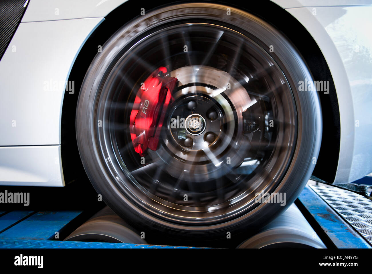 Audi R8 in der Nähe von Rad- und Keramik Bremsen Stockfotografie - Alamy