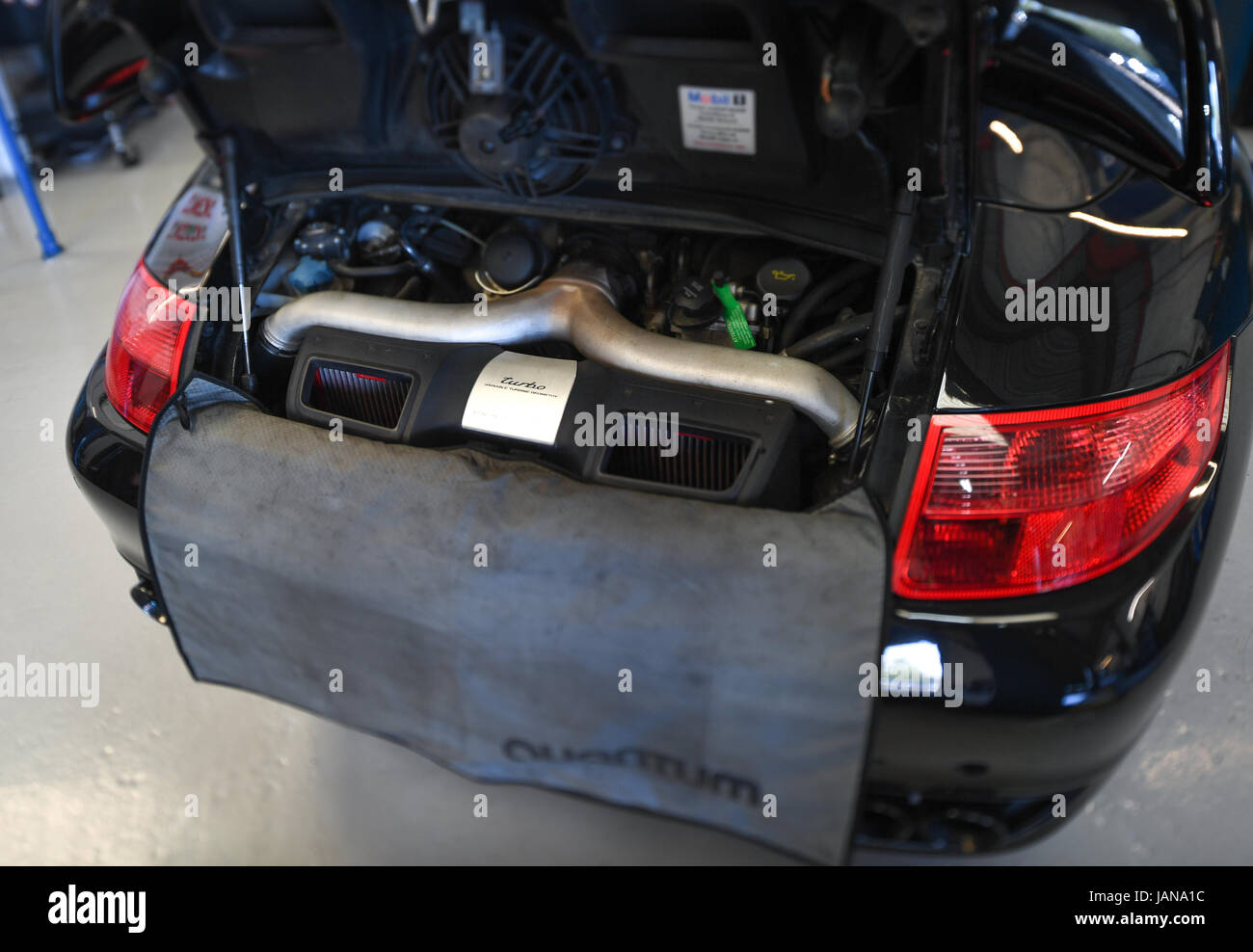 Heck eines Porsche Motorraum geöffnet Stockfoto