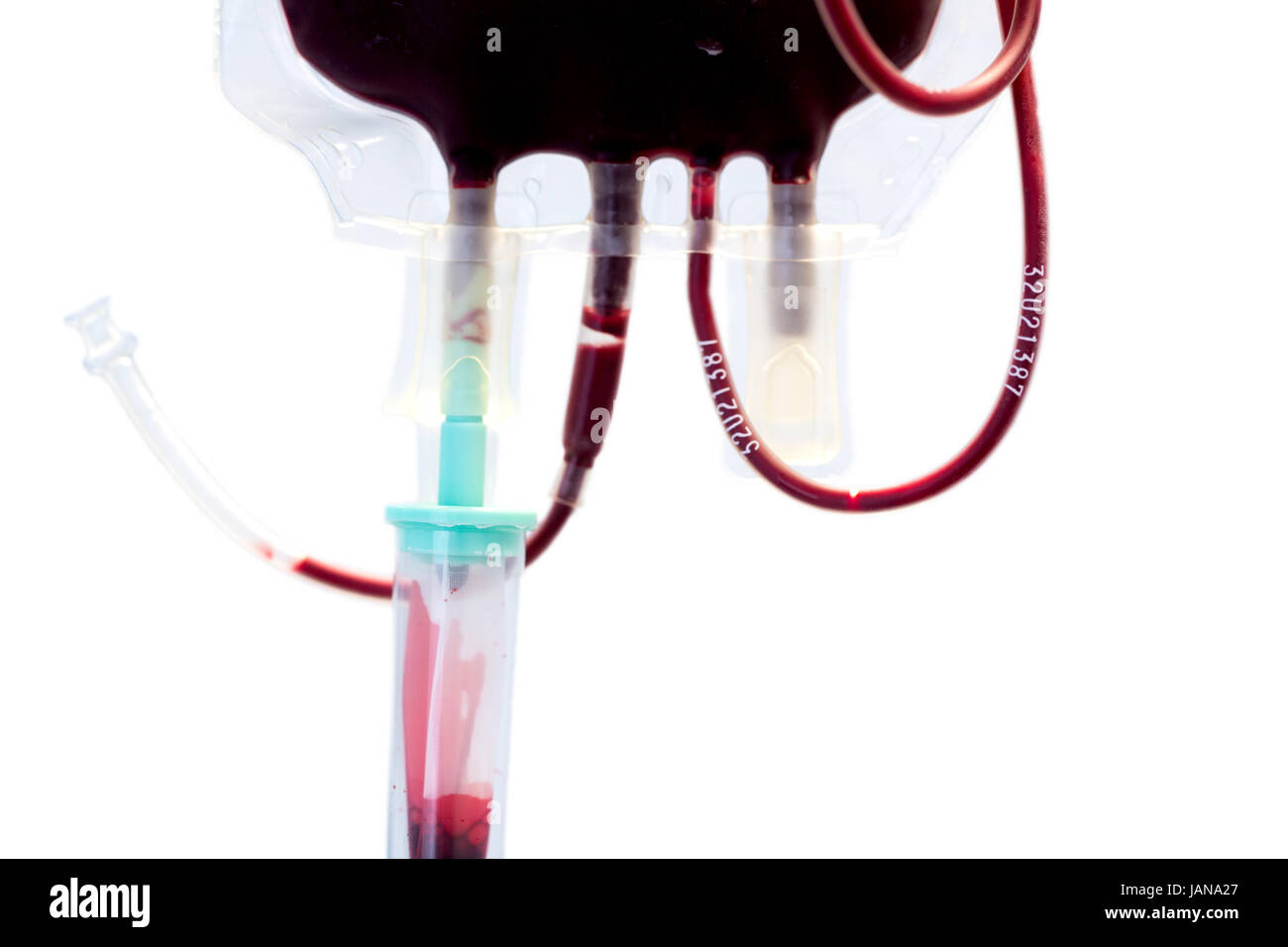 Blutbeutel Infusionslösung auf weißem Hintergrund Stockfoto