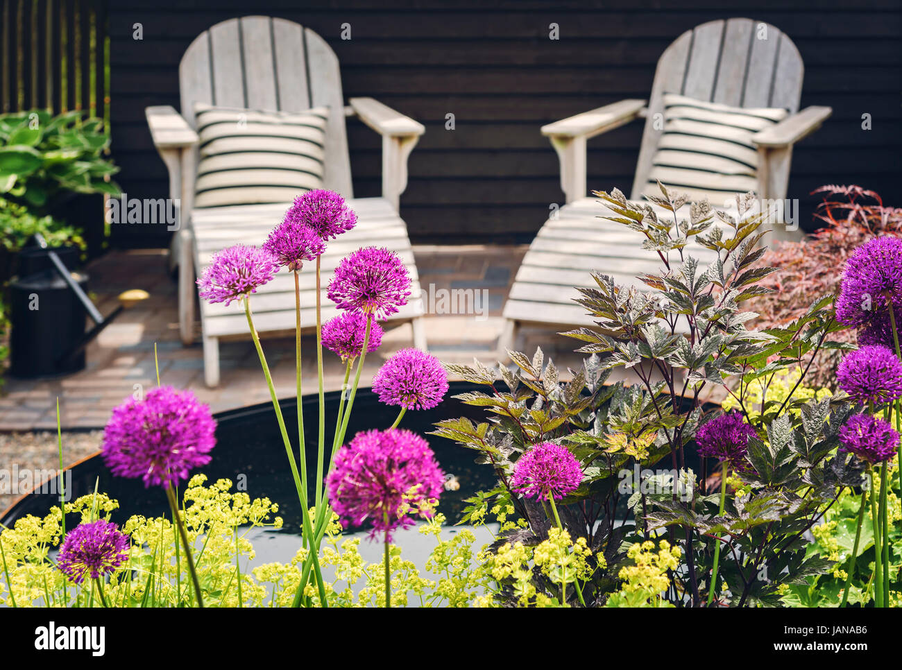 Gemütliche Lounge-Möbel auf begrünten Terrasse im Garten. Stockfoto