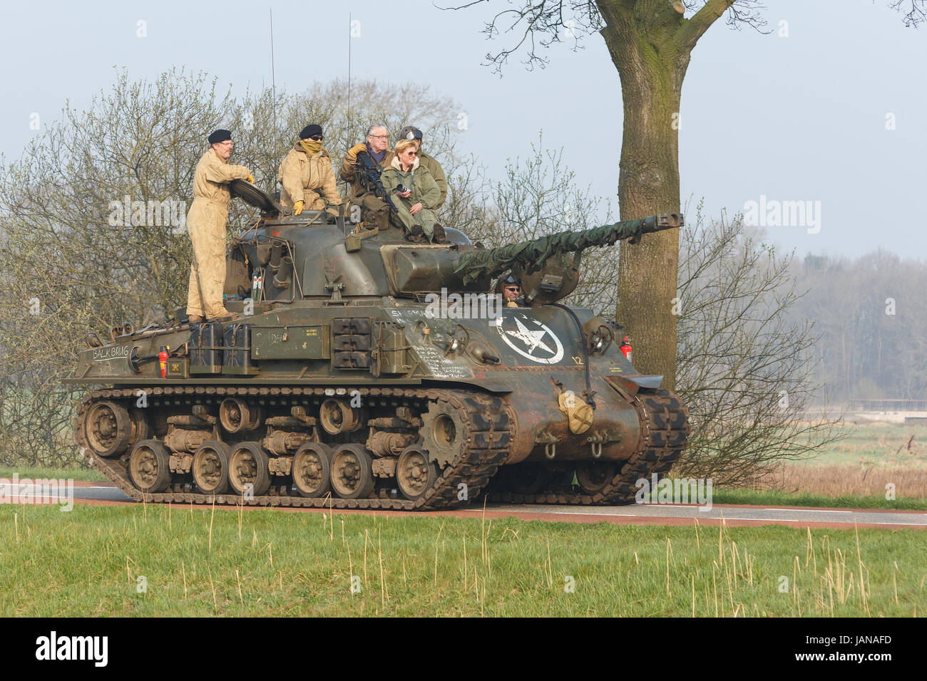 Den Endspurt, M4 Sherman Panzer vorrücken zu Groningen Stockfoto