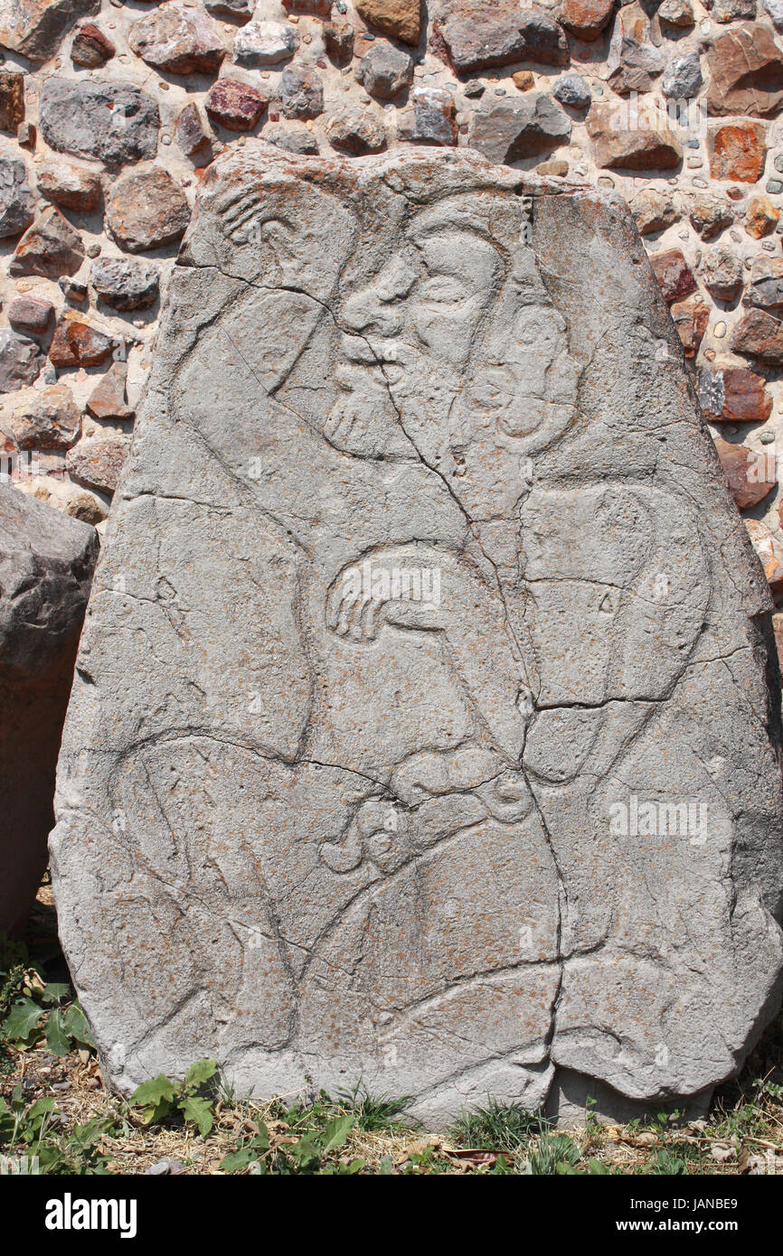 Bas-Relief Schnitzerei anatomische Bild von einem Mann leidet unter Darmerkrankungen, Monte Alban, Mexiko. UNESCO-Weltkulturerbe Stockfoto