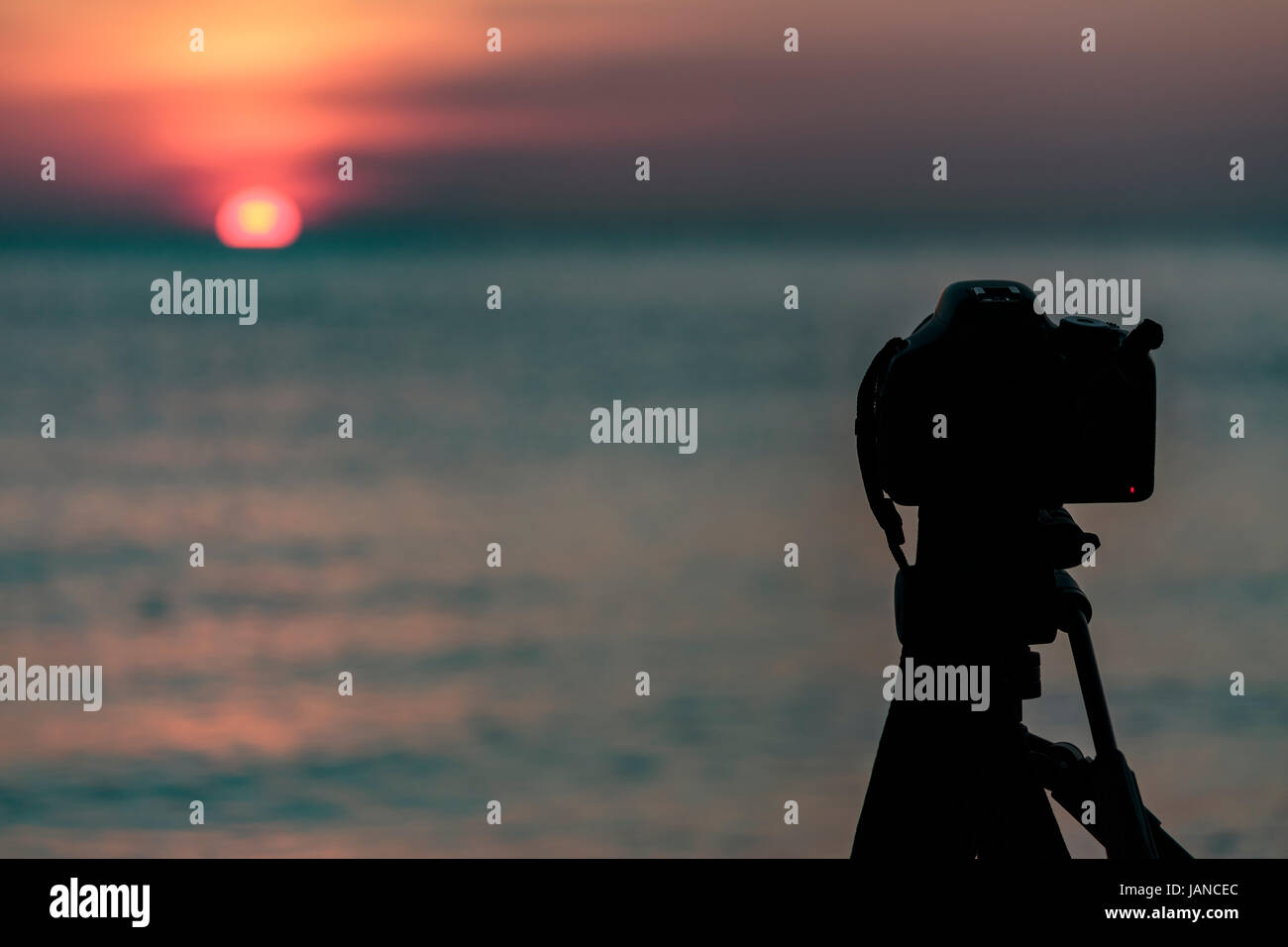 Kamera auf ein Stativ, um die Sonne und die Landschaft fotografieren Stockfoto