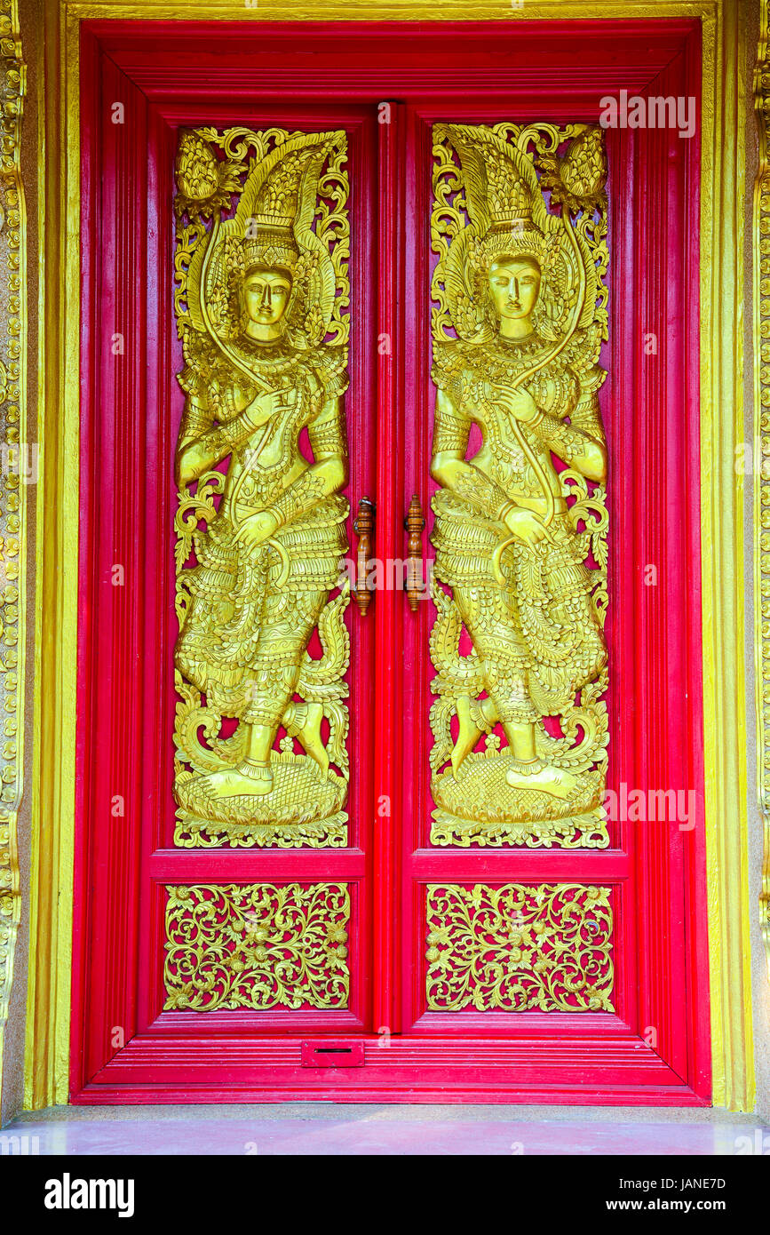 Buddhistische Kirchentüren mit Holzschnitzerei. Stockfoto