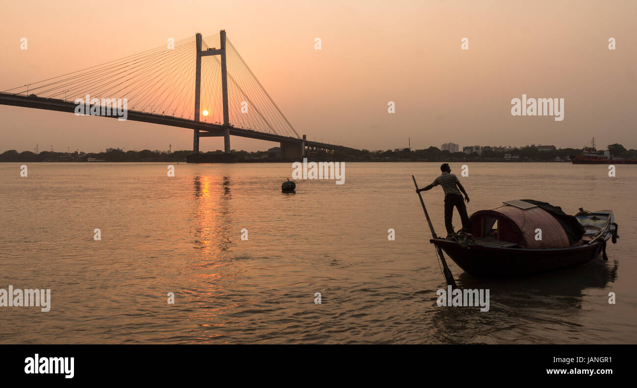 Indische Schiffer und seiner traditionellen Boot. Stockfoto