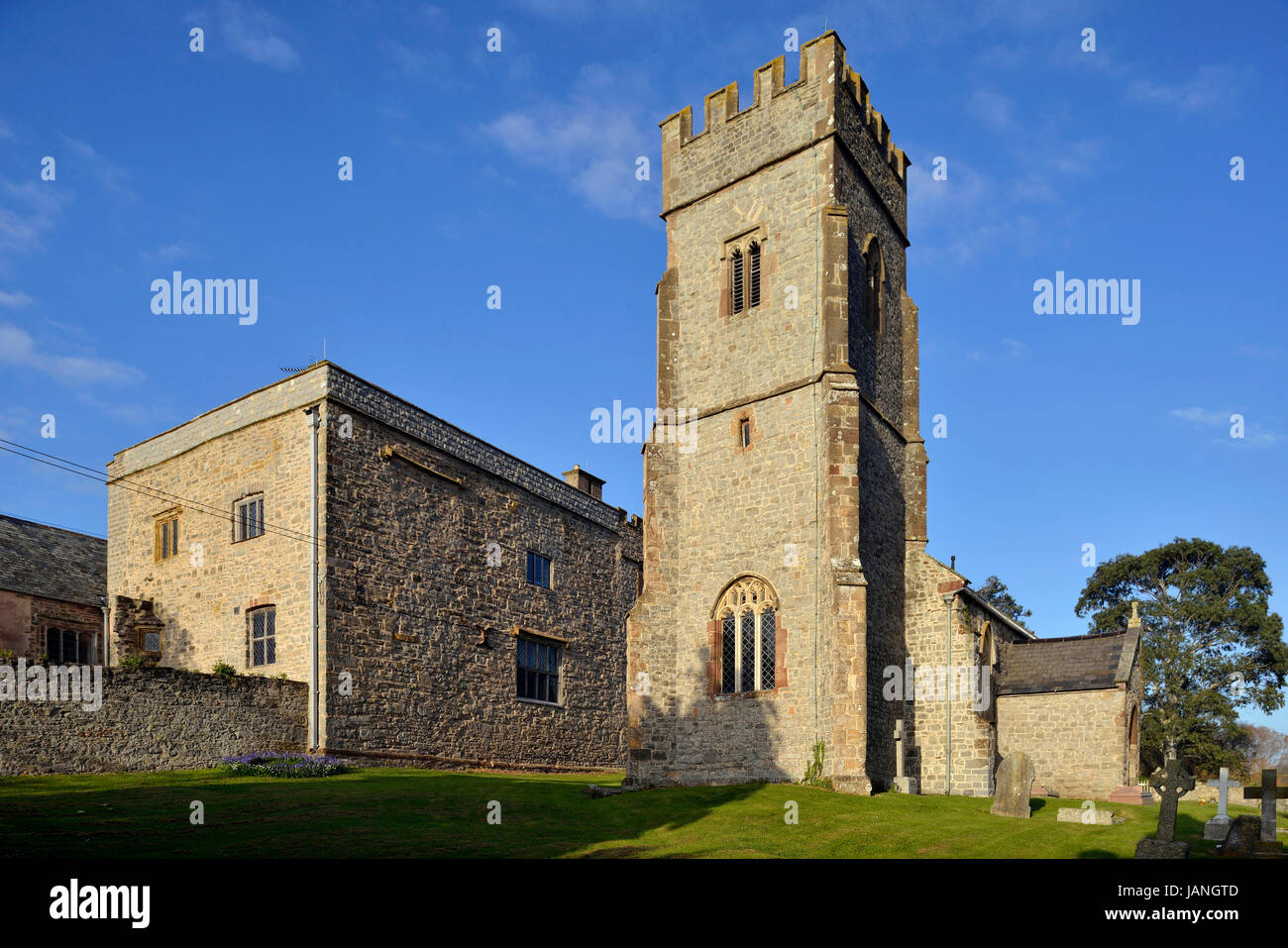 Str. Mary die Jungfrau Kirche und Gerichtshaus, East Quantoxhead Stockfoto