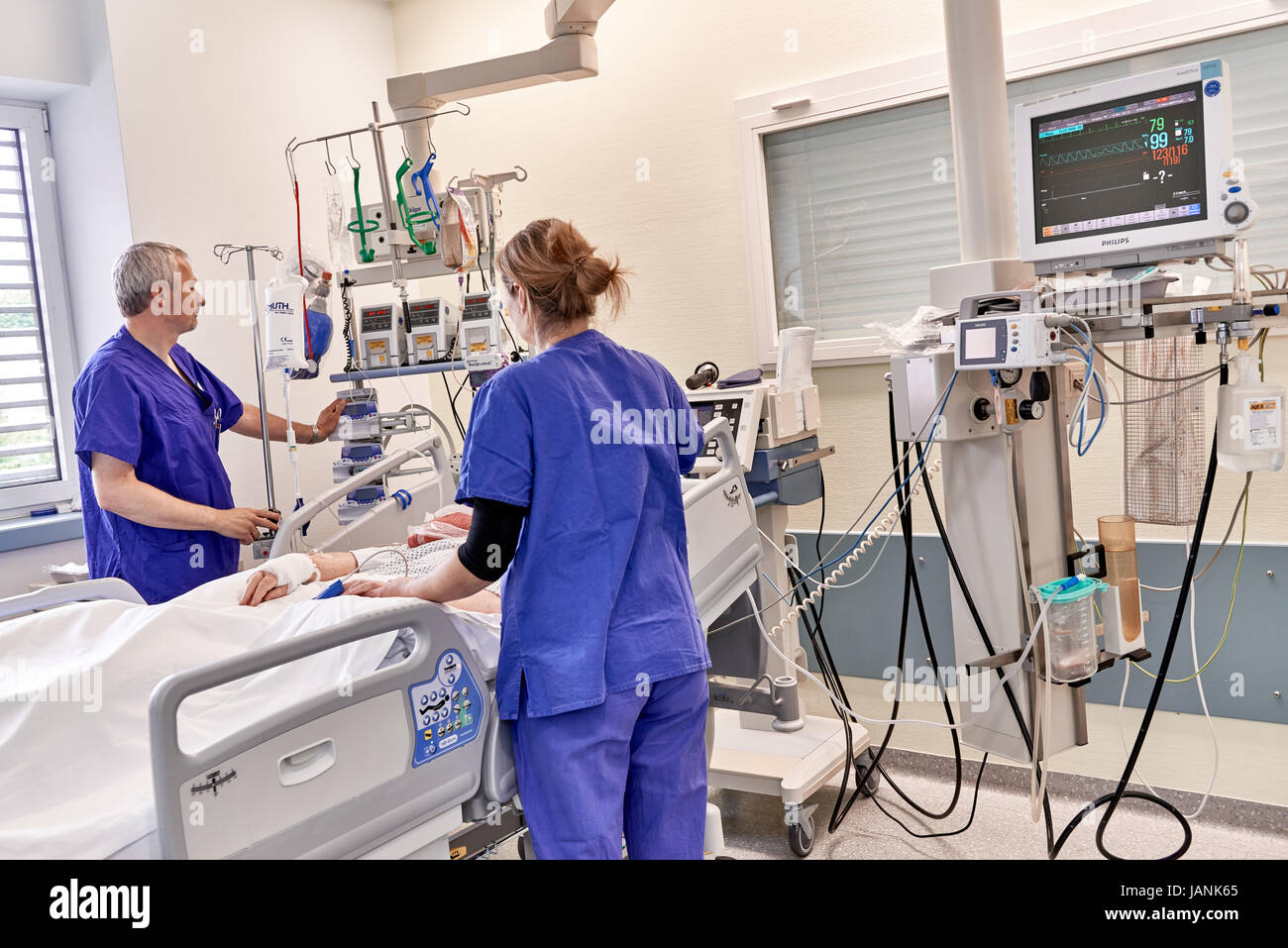 Krankenschwester mit Patienten auf der Intensivstation intensiv Stockfoto