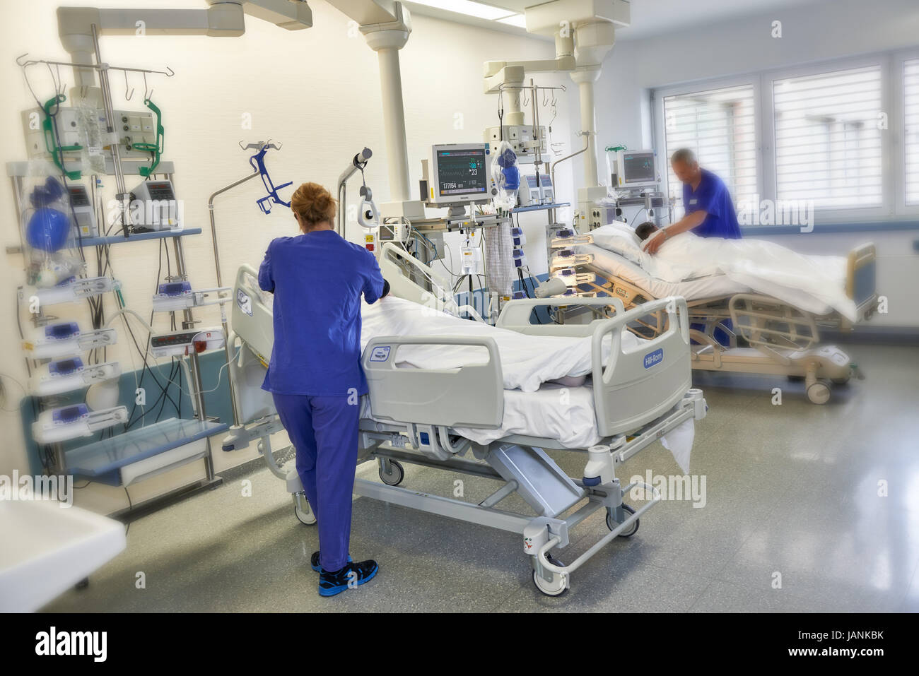 Krankenschwester mit Patienten auf der Intensivstation intensiv Stockfoto