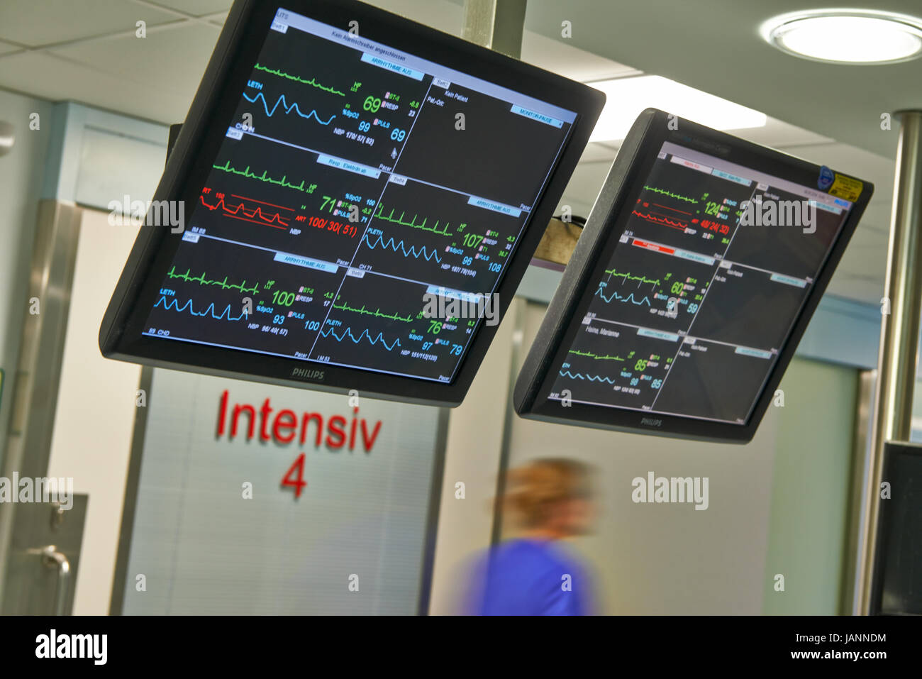 Überwachung von Bildschirmen in klinischen Hauptbahnhof der Intensivstation Stockfoto