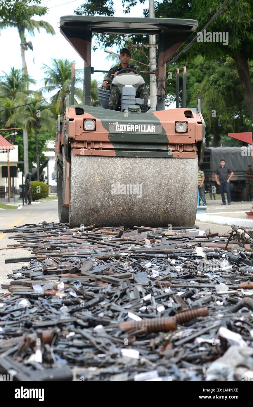 Polizei-Einsatz eine Dampfwalze um zu zerstören mehr als 4000 Schusswaffen beschlagnahmt von Kriminellen in den vergangenen zwei Jahren 2. Juni 2017 in Rio De Janeiro, Brasilien.   (Foto: Tania Rego/Agentur Brasil über Planetpix) Stockfoto