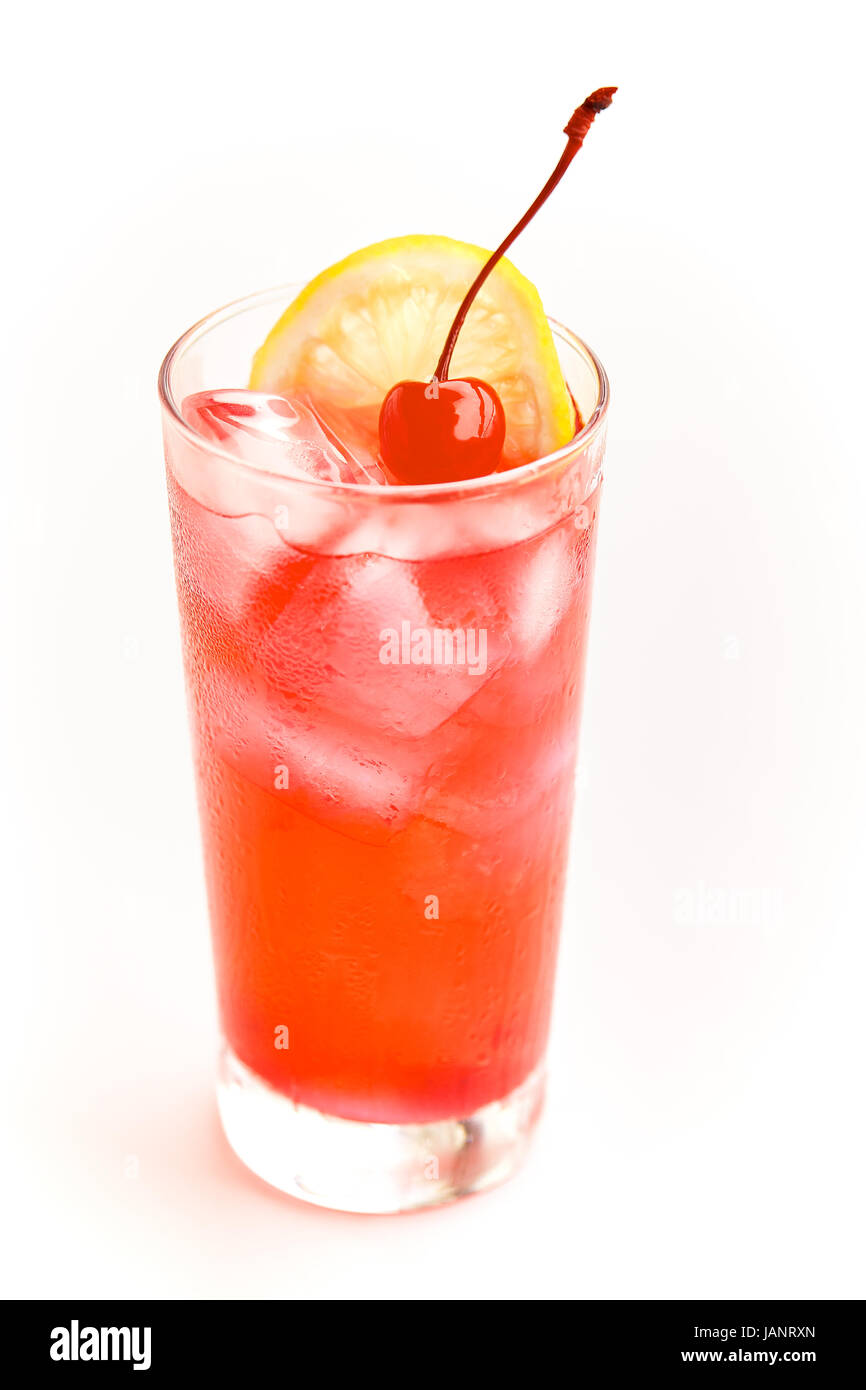 Rot cocktail von oben mit einer Cocktailkirsche garniert und einer Scheibe Zitrone. Stockfoto