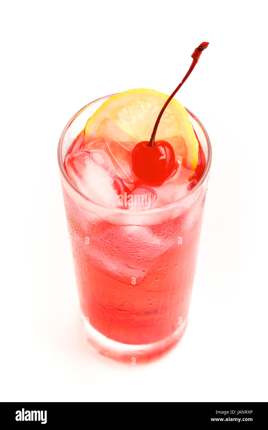 Rot cocktail von oben mit einer Cocktailkirsche garniert und einer Scheibe Zitrone. Stockfoto