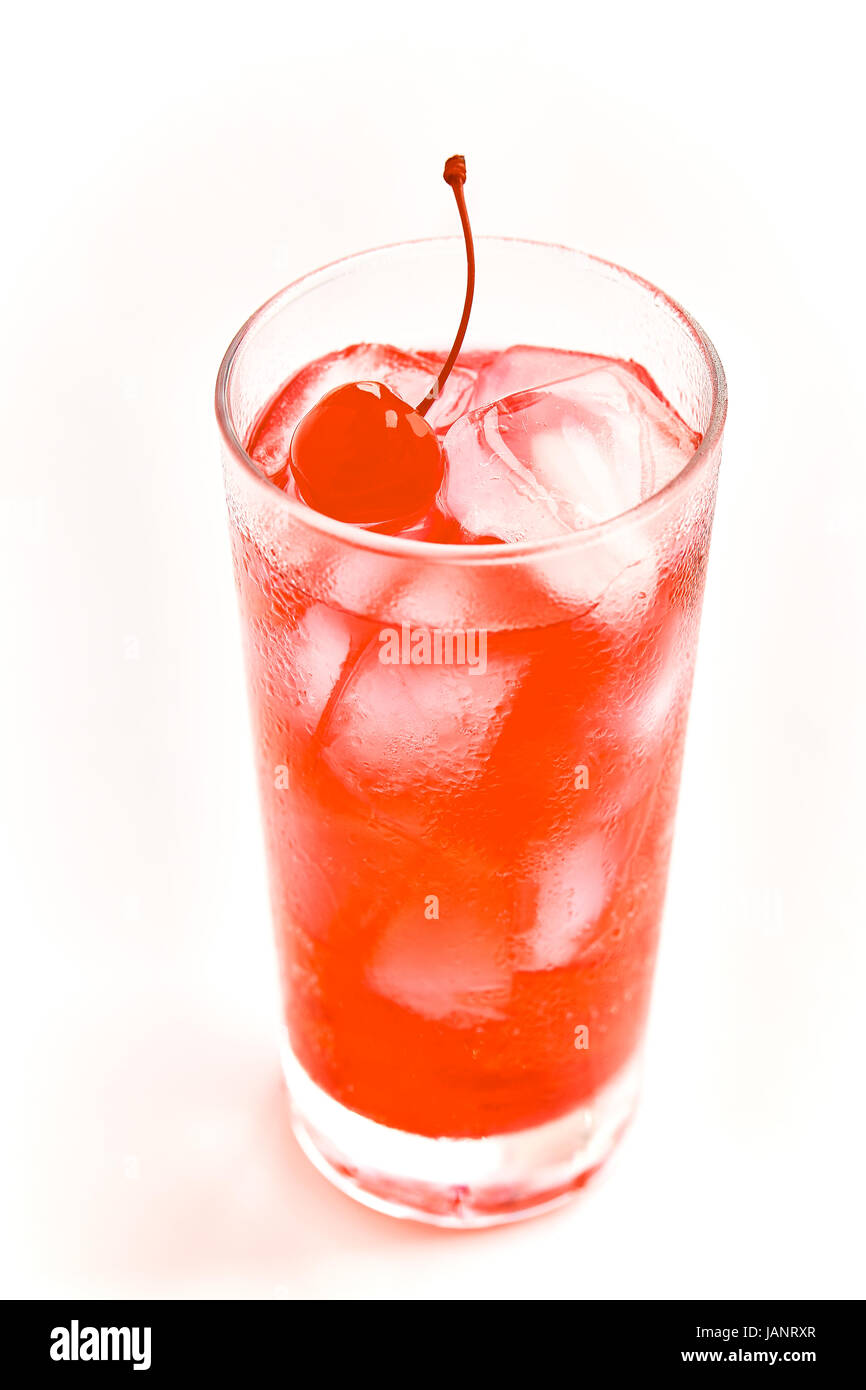 Cocktail im Longdrinkglas mit Eis und einer Maraschino-Kirsche isoliert rot Stockfoto