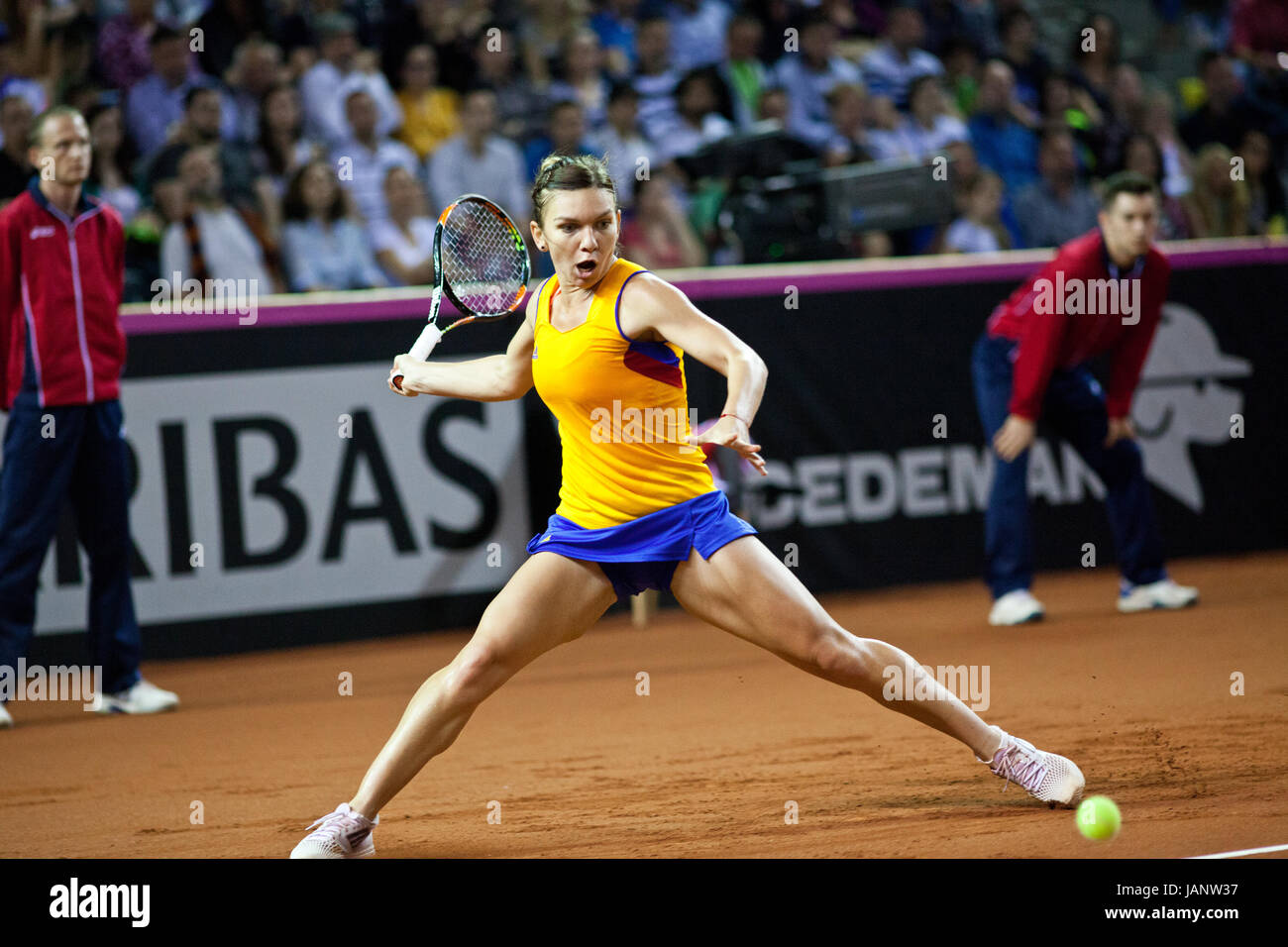 Simona Halep Beim Fed Cup Play Offs Tennis Spiel Rumanien Vs Germanyplays Gegen Angelique Kerber Foto Cronos Melinda Nagy Stockfotografie Alamy