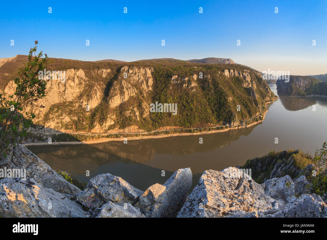 Landschaft in den Danube Schluchten. Cazanele Mari von der rumänischen Seite gesehen Stockfoto