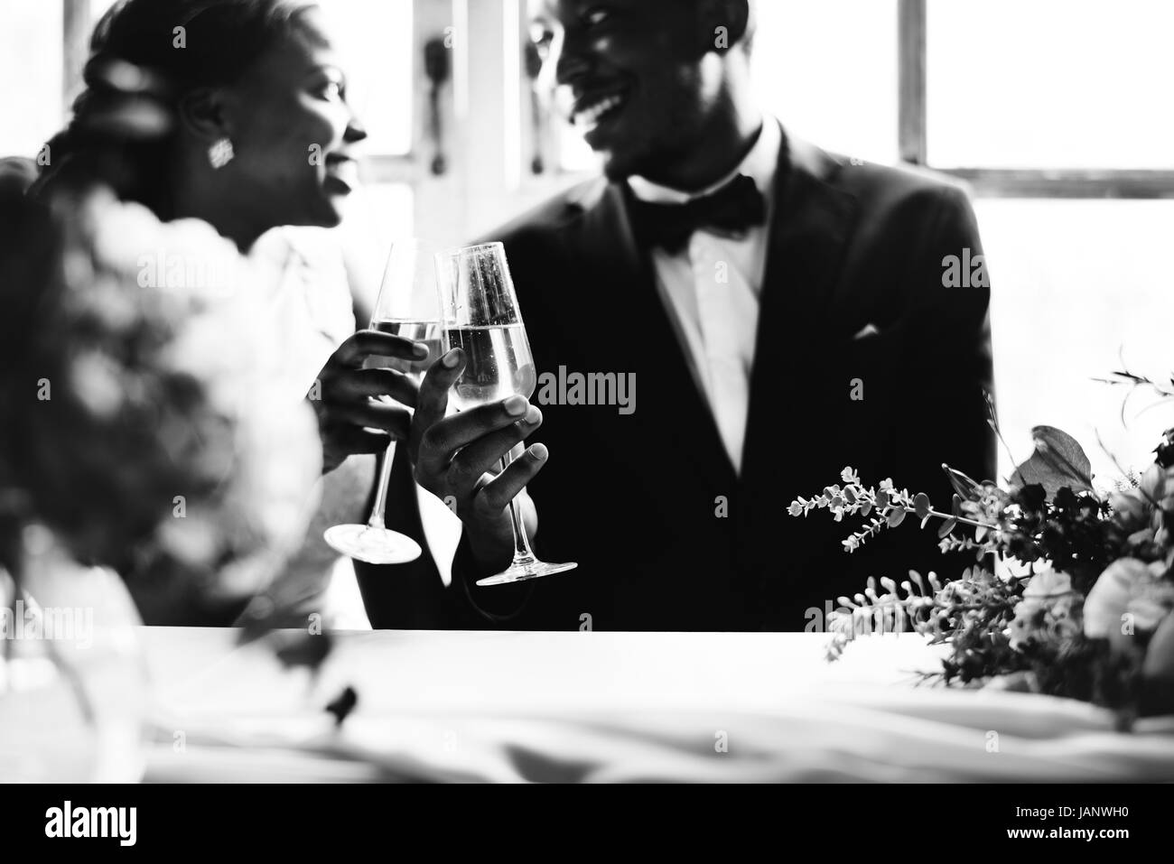 Afrikanischer Herkunft Braut und Bräutigam zusammen Gläser klirren Stockfoto