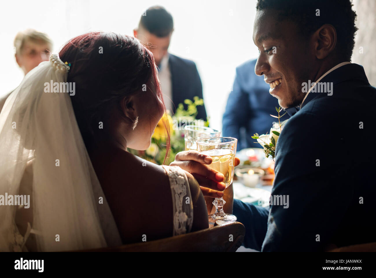 Braut und Bräutigam Klirren Glasess Hochzeitsfeier Stockfoto