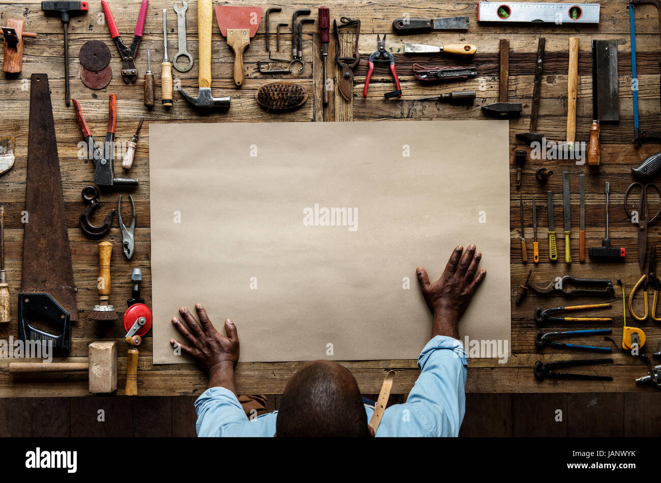 Luftaufnahme der Schreiner Handwerker mit leerem Papier auf Tools set Tisch Stockfoto