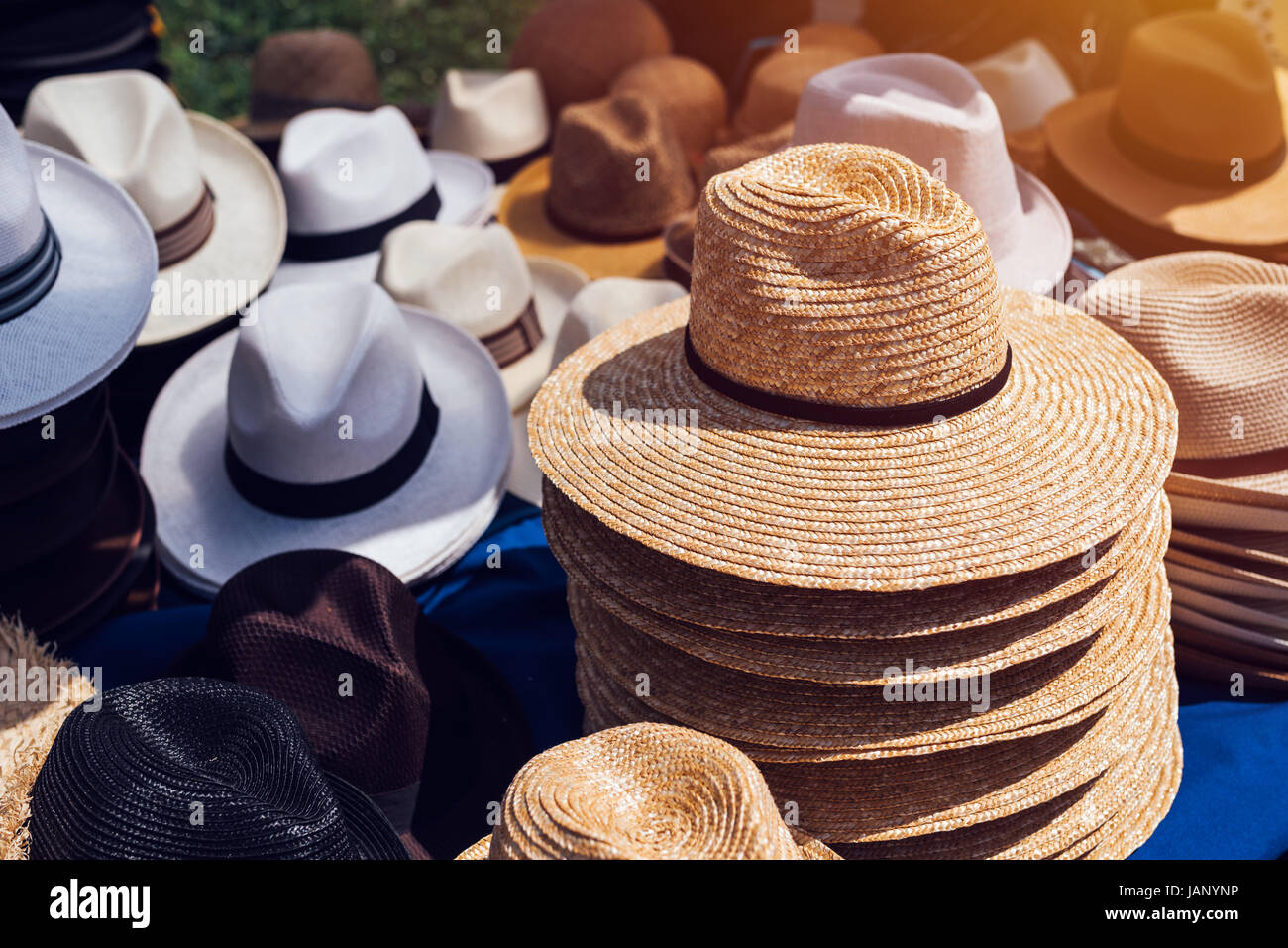 Verkauf von klassischen Strohhüte auf Straßenmarkt in Serbien Stockfoto