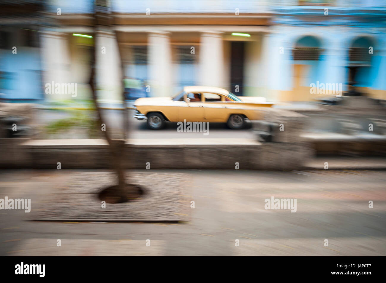 Slow-Shutter Geschwindigkeit Bewegungsunschärfe Ansicht der vorbeifahrenden amerikanischen Oldtimer in Havanna, Kuba Stockfoto