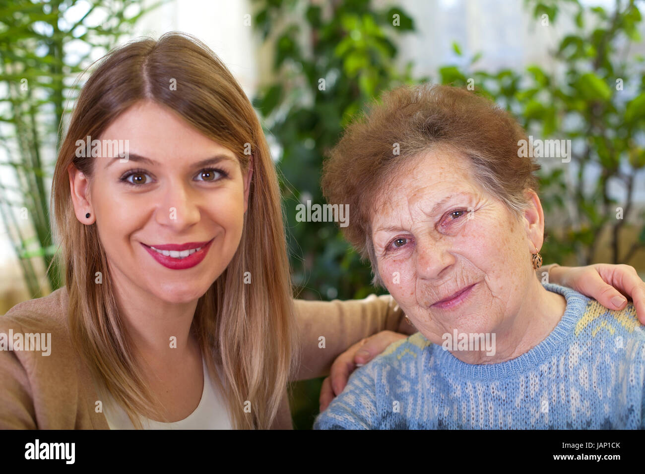 Bild einer älteren Dame mit ihrem schönen Enkelin zu Hause Stockfoto