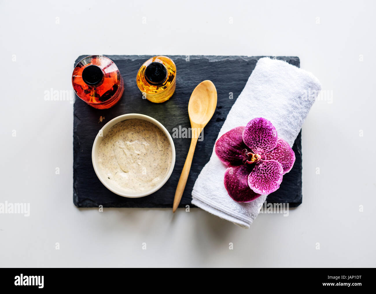 Luftaufnahme des Spa set mit Peeling und Handtuch auf Whtie Tisch Stockfoto