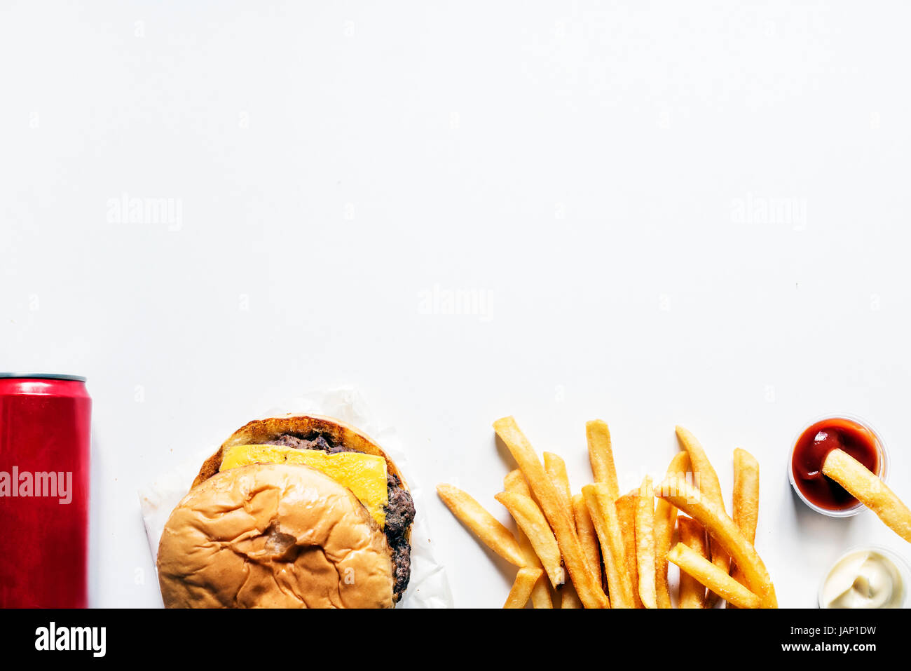Luftaufnahme des Fast-Food-Burger und Pommes frites Stockfoto