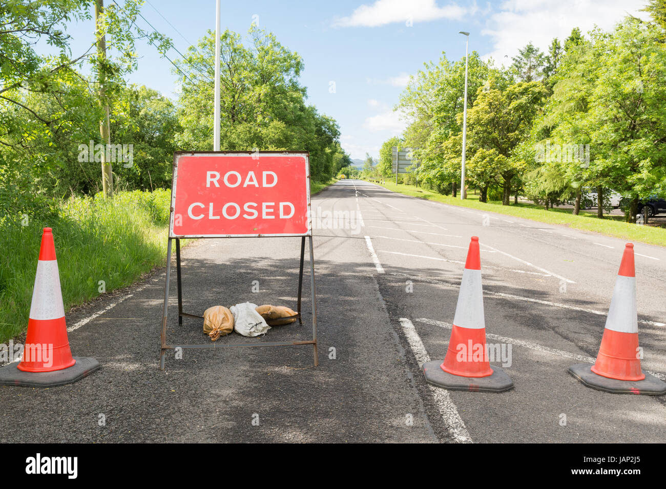 Straße und Straße weiter geschlossen Zeichen auf A81 in der Nähe von Balfron Station, Stirlingshire, Schottland, Vereinigtes Königreich Stockfoto