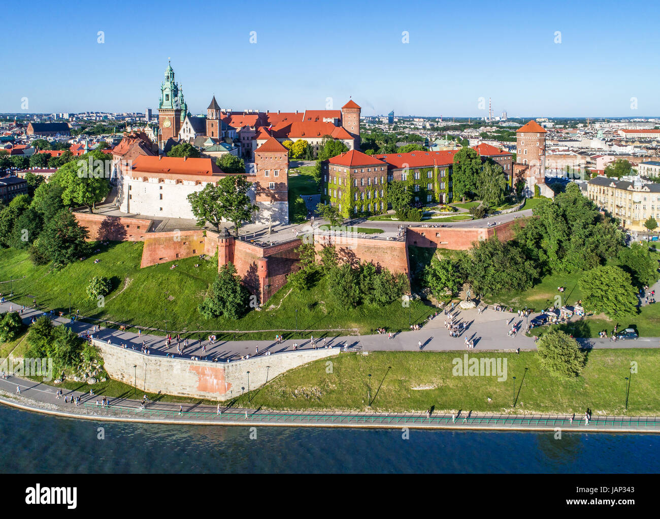 Krakau, Polen. Wawel-Hügel mit historischen königlichen Schloss und Kathedrale, Weichsel, Park und Wandern Menschen. Luftbild bei Sonnenuntergang. Stockfoto