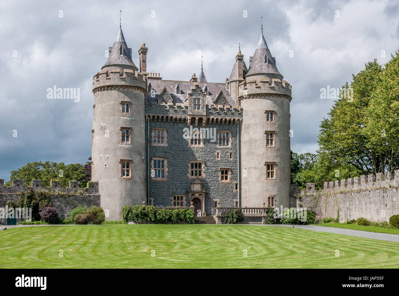 KILLYLEAGH, Nordirland, Vereinigtes Königreich - 1. August 2015: Killyleagh Castle in Caunty Down, Nordirland, Vereinigtes Königreich. Es stammt aus dem 12. Jahrhundert, aber dann war Stockfoto