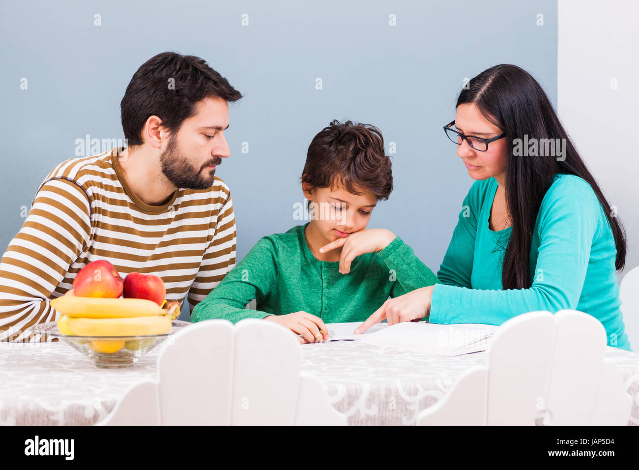 Eltern sind ihren Sohn zu Hause unterrichtet. Stockfoto