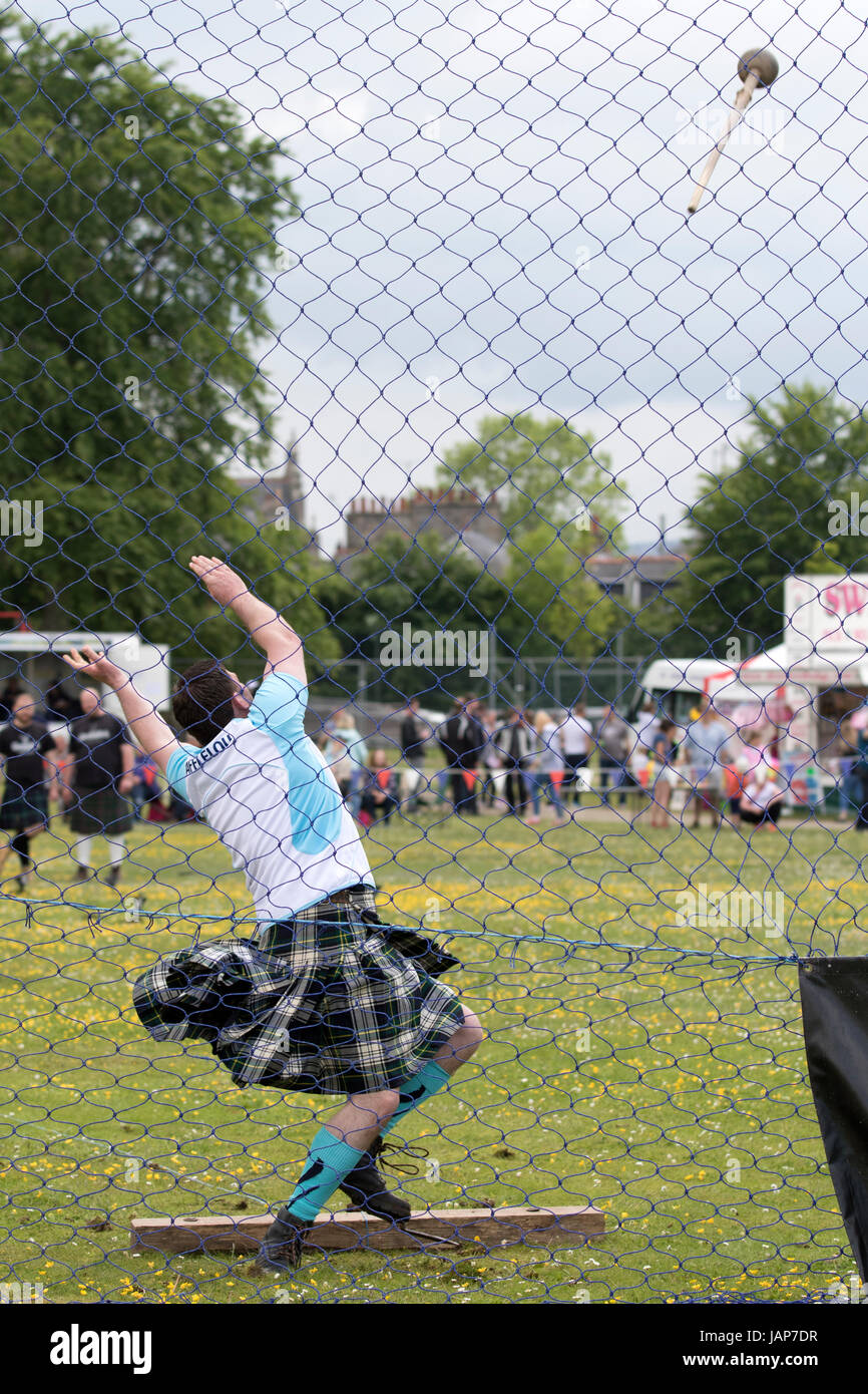 Cornhill, Schottland - 3. Juni 2017: ein Konkurrent im Hammerwurf an den Highland Games in Cornhill, Schottland. Stockfoto