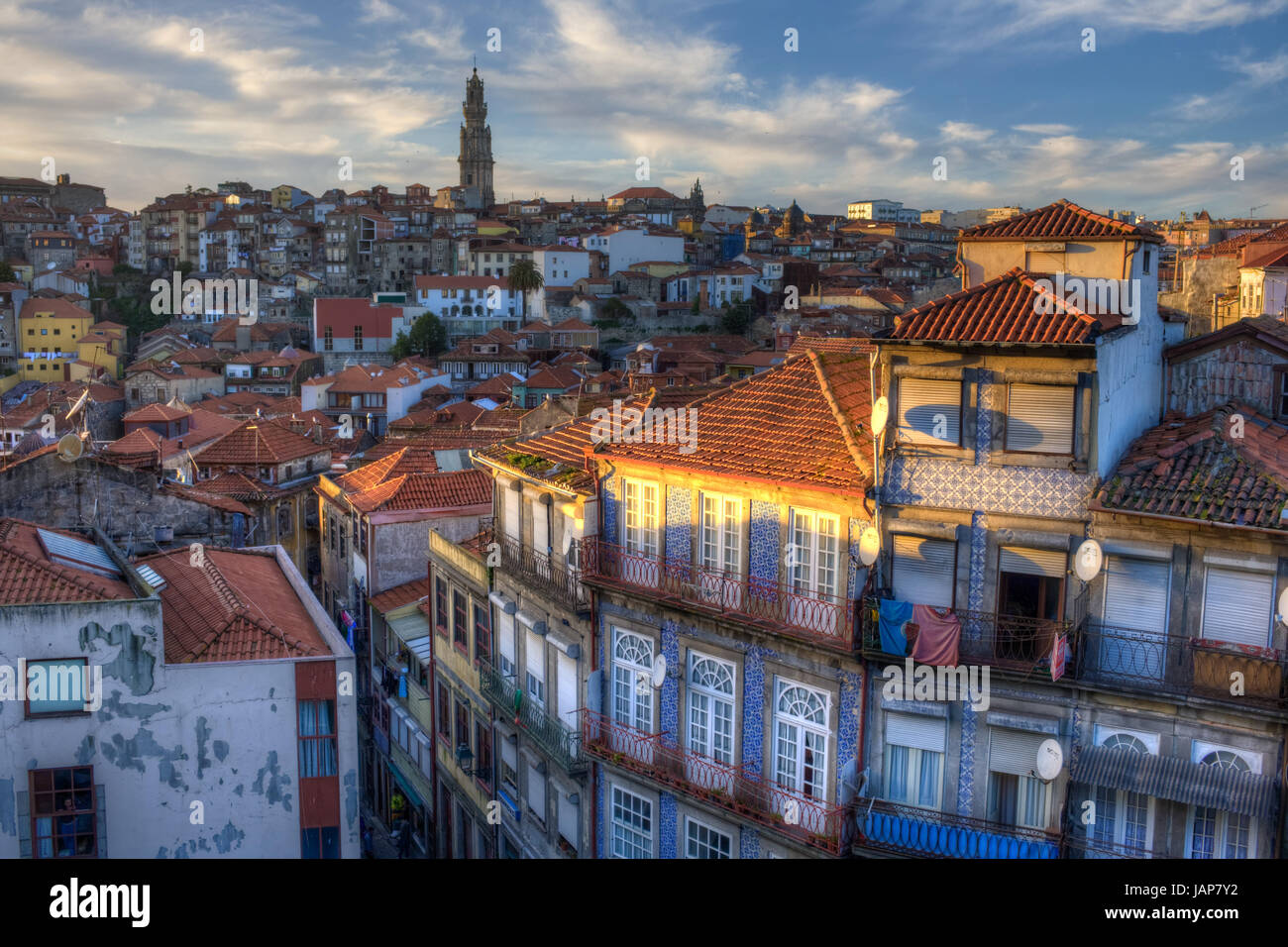 Stadt Porto, Portugal, mit Clerigos Turm Stockfoto