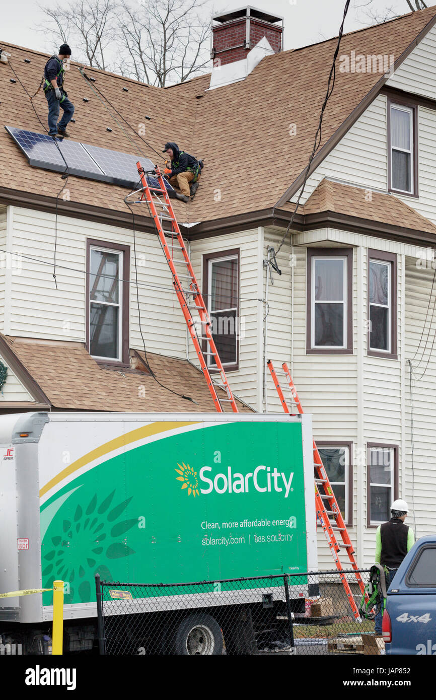 Amsterdam, New York – 20. Januar 2017: Arbeiter installieren Sonnenkollektoren auf dem Dach in der Stadt Montgomery Vounty. Unter Andrew Cuomo, der Staat von New York-Angebot Stockfoto