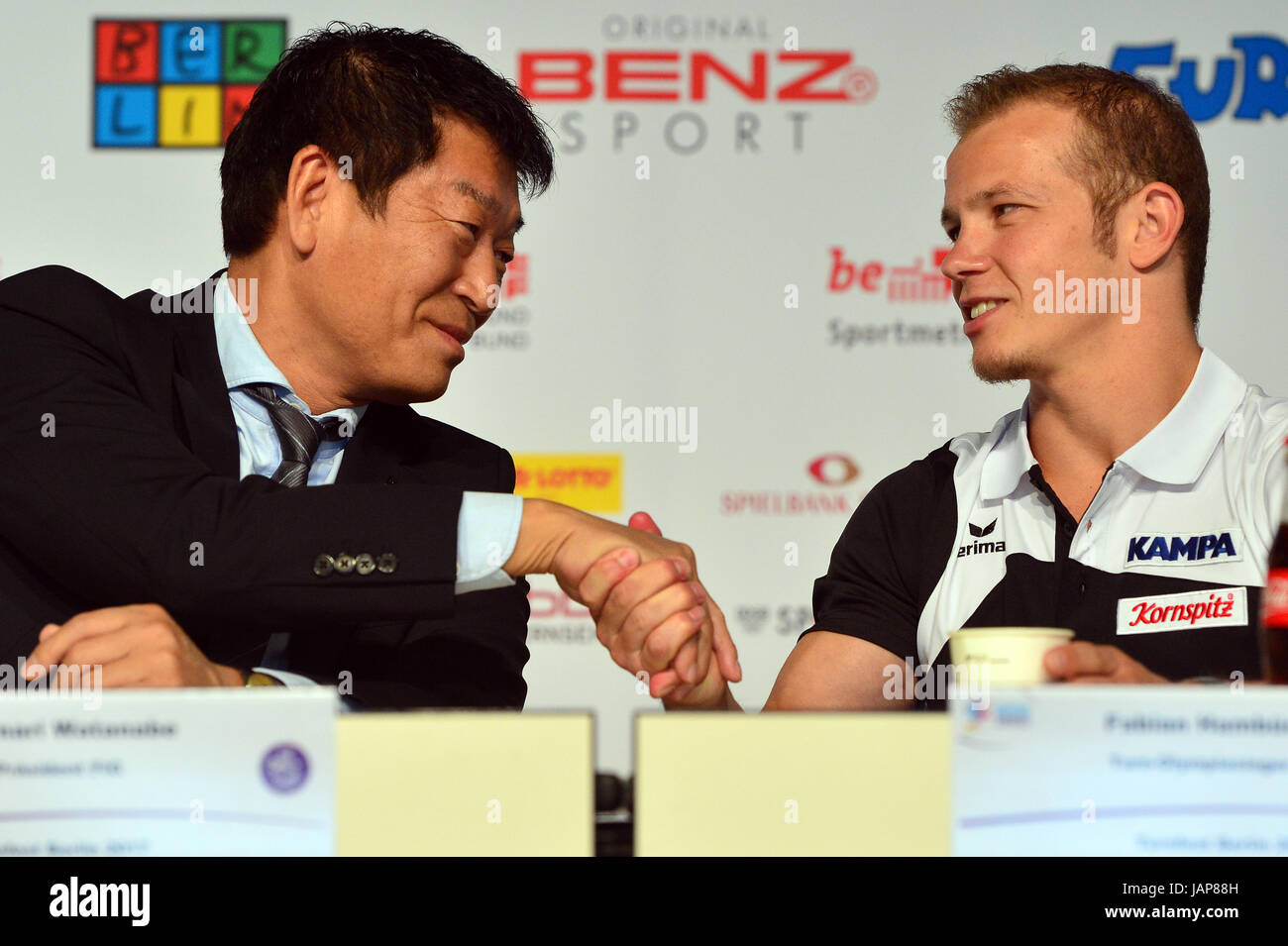 Berlin, Deutschland. 7. Juni 2017. Der Präsident der Internationalen Föderation der Gymnastik japanische Morinari Watanabe (L) und Deutschen Turner Fabian Hambüchen besuchen eine Pressekonferenz auf der Deutschland-Turnfest in Berlin, Deutschland, 7. Juni 2017. Foto: Maurizio Gambarini/Dpa/Alamy Live News Stockfoto