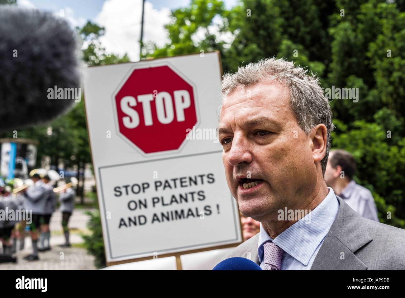 Mnchen. 7. Juni 2017. Rainer Osterwalder, Pressesprecher des Europischen  Patentamts. Rund 40 Demonstranten versammelten sich beim Europischen  Patentamt in Mnchen, um protest gegen weitere Patentierung von Getreide  bei der Bierproduktion verwendet. Im