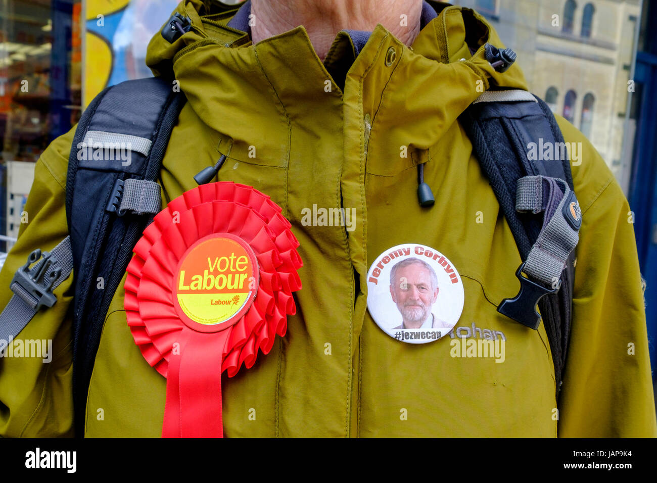 Chippenham, UK. 7. Juni 2017. Ein Labour-Partei Anhänger tragen Labour Party Rosette und Jeremy Corbyn Abzeichen ist auf der High Street in Chippenham abgebildet, wie sie Flugblätter verteilt und im Gespräch mit Kunden am letzten Tag der Kampagne für die 2017 allgemeine Wahl. Bildnachweis: Lynchpics/Alamy Live-Nachrichten Stockfoto