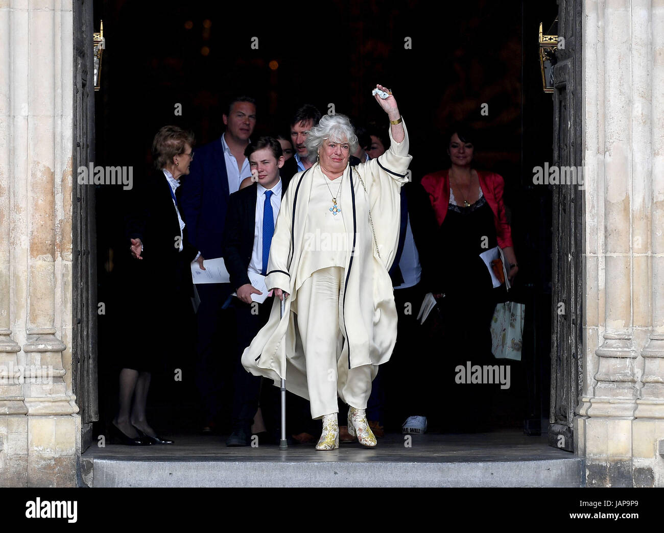 London, UK. 7. Juni 2017. Anne Hart (Ronnie Corbetts Witwe) und Familyat den Service von Thanksgiving für das Leben und Werk von Ronnie Corbett in der Westminster Abbey, London. Bildnachweis: Finnbarr Webster/Alamy Live-Nachrichten Stockfoto