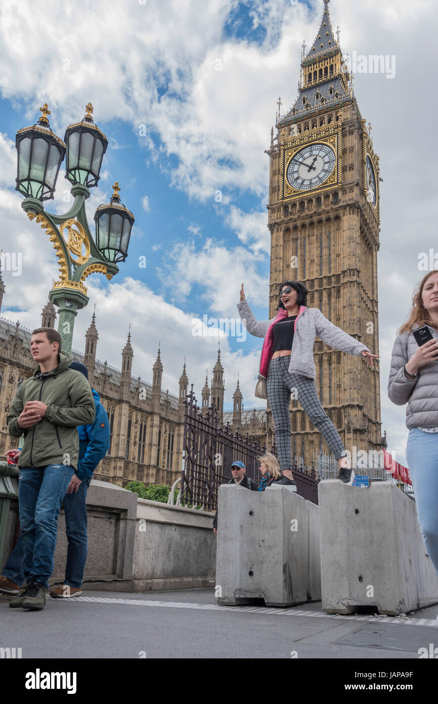 London, UK. 7. Juni 2017. Touristen scheinen glücklich zu finden, dass Alternative für die neuen Sicherheits-Barrieren auf Westminster Bridge verwendet. London, 7. Juni 2017. Bildnachweis: Guy Bell/Alamy Live-Nachrichten Stockfoto