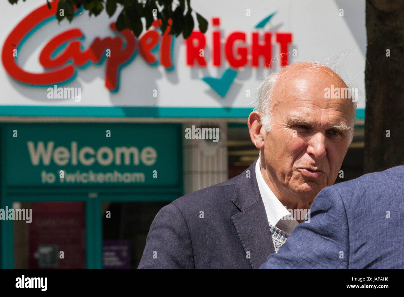 Twickenham, Großbritannien. 7. Juni 2017. Liberal-demokratische Kandidat Vince Cable wird am letzten Tag der Kampagne vor der morgigen Parlamentswahlen interviewt. Bildnachweis: Mark Kerrison/Alamy Live-Nachrichten Stockfoto