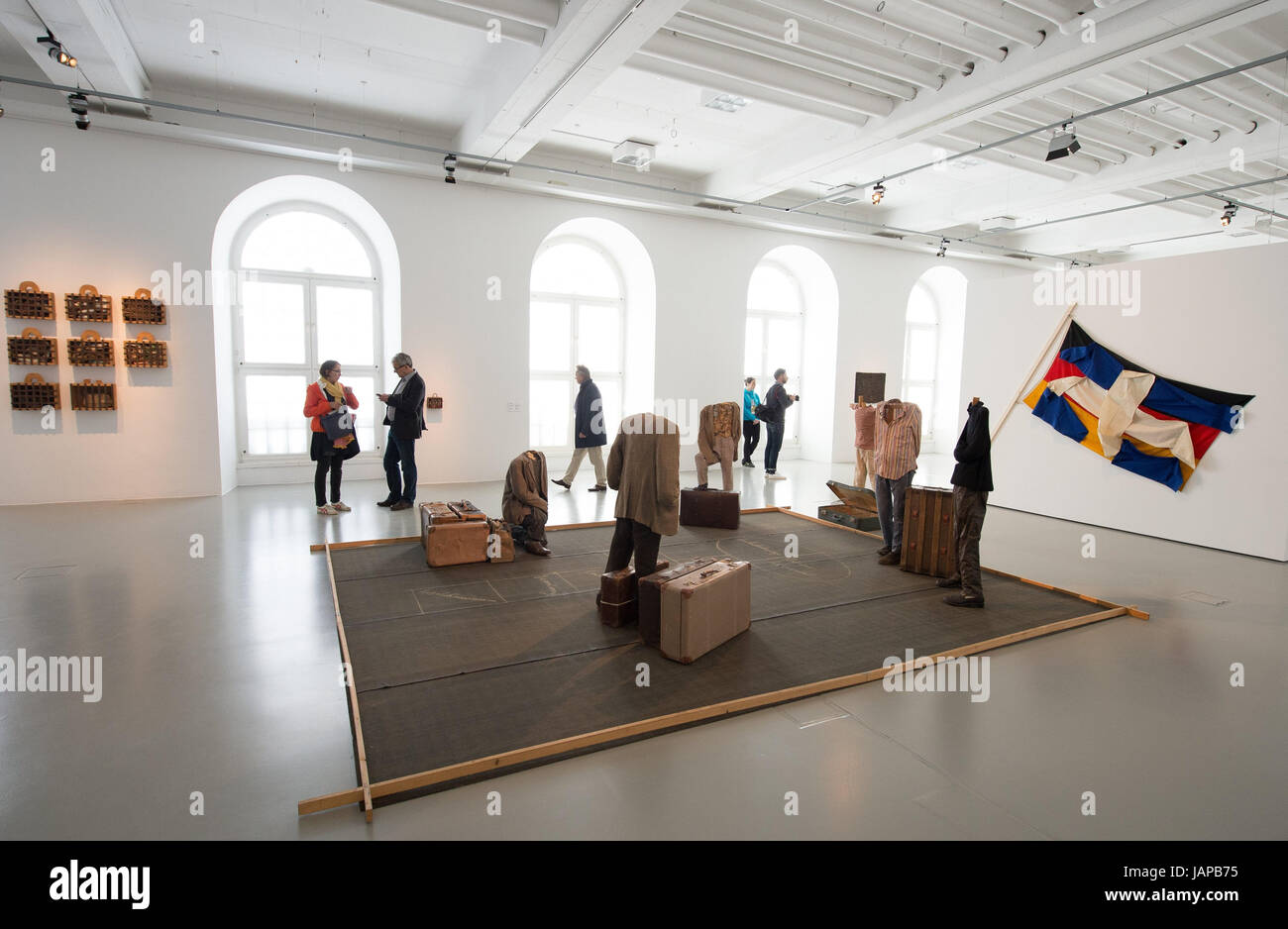 Besucher betrachten V. Caniaris "Hopscotch" (1974) auf dem Display in das Fridericianum in Kassel, Deutschland, 7. Juni 2017. Die Documenta 14 Festival öffnet sich auf der 10.06.17 und läuft bis zu den 17.09.17. Foto: Boris Roessler/dpa Stockfoto